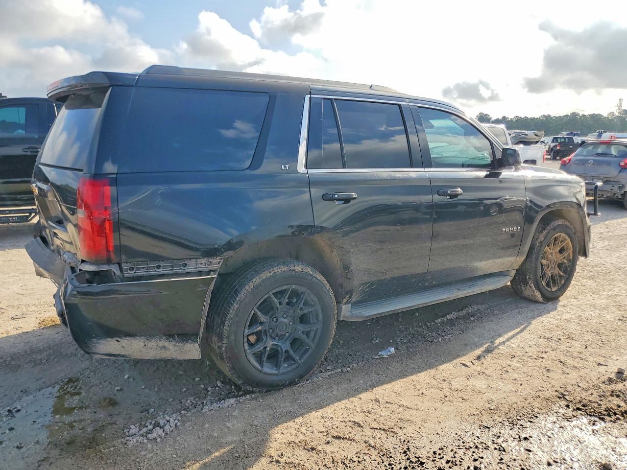 2015 Chevrolet Tahoe 4d Lt Черный vin: 1GNSKBKC7FR591008