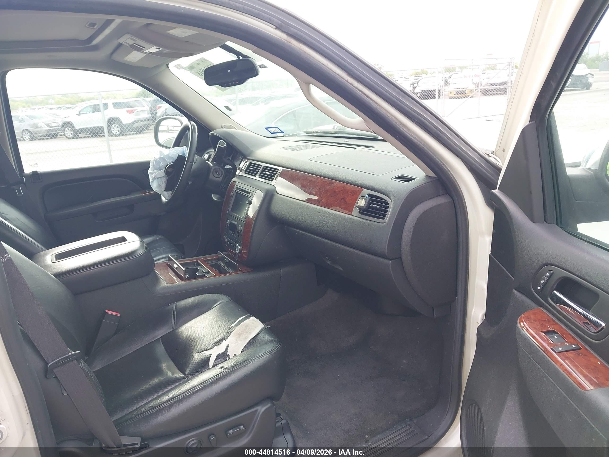 2011 Chevrolet Tahoe Ltz White vin: 1GNSKCE00BR384672