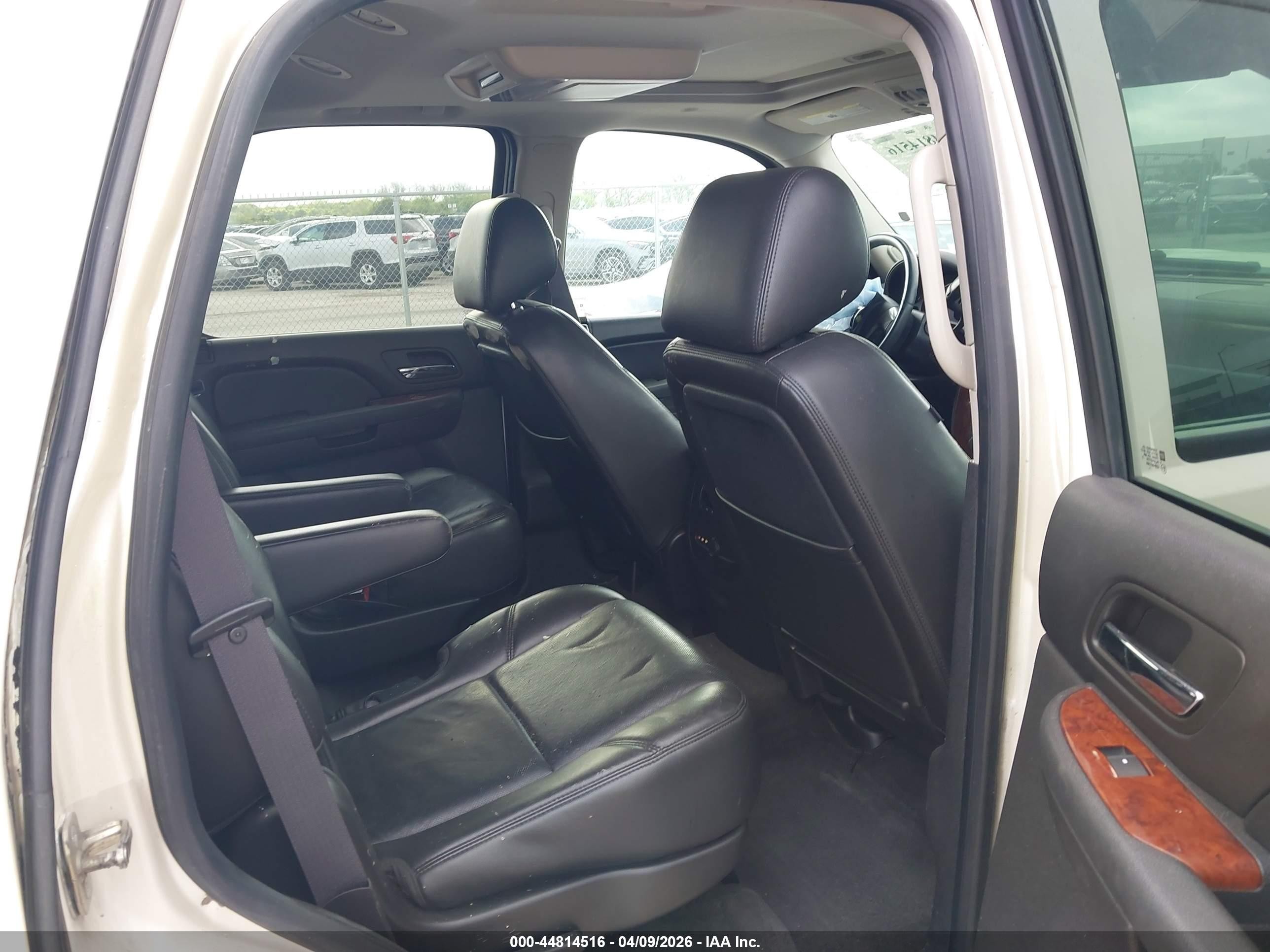 2011 Chevrolet Tahoe Ltz White vin: 1GNSKCE00BR384672