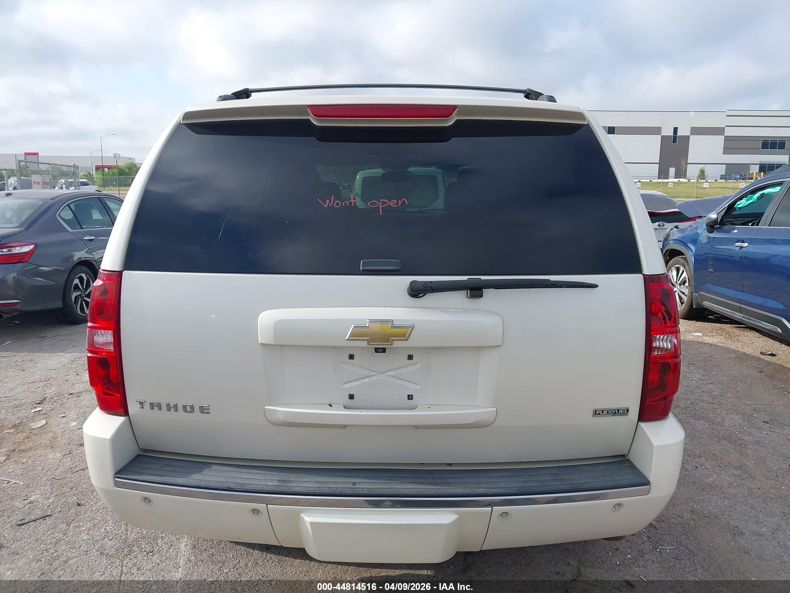 2011 Chevrolet Tahoe Ltz White vin: 1GNSKCE00BR384672