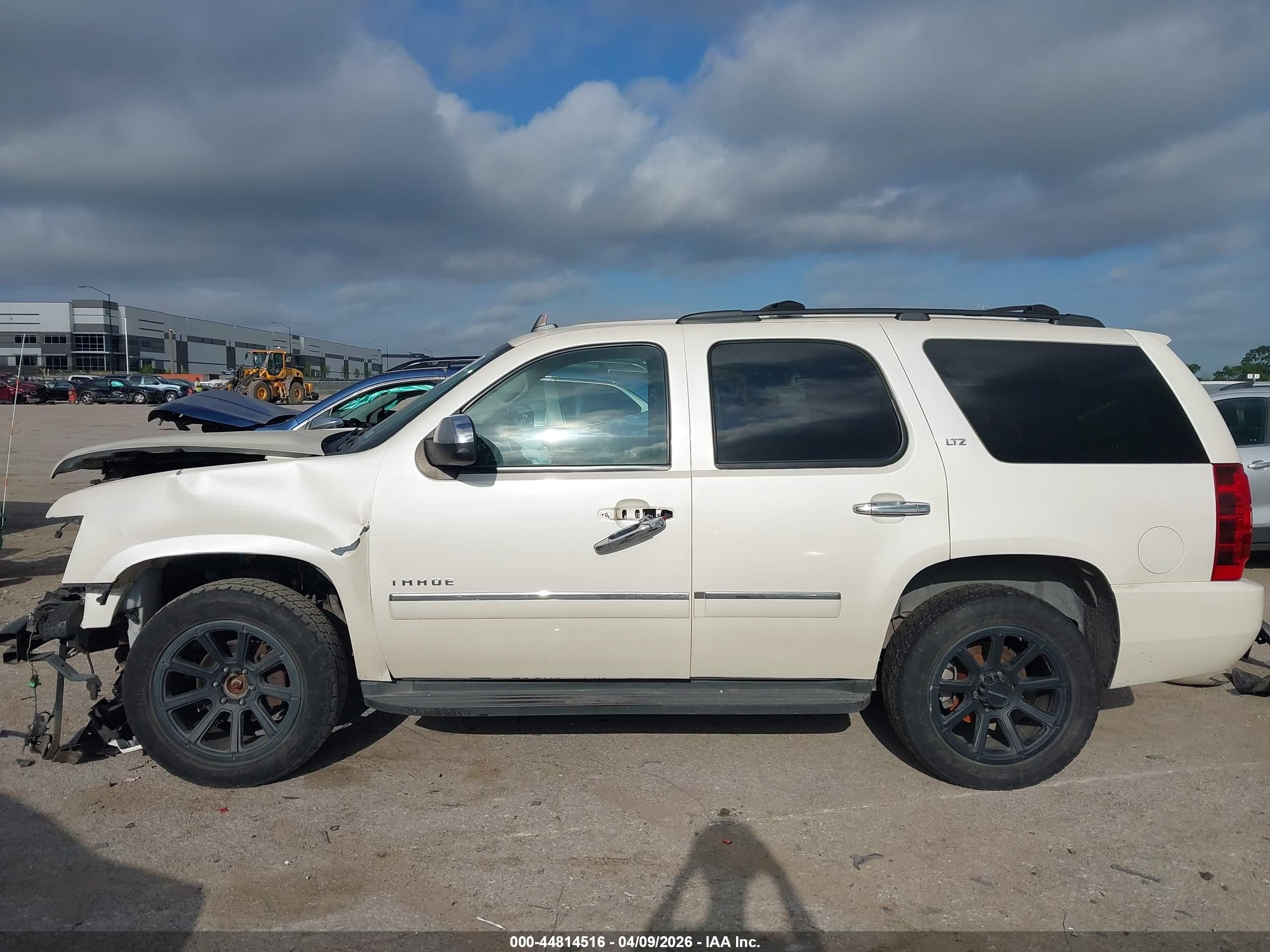 2011 Chevrolet Tahoe Ltz White vin: 1GNSKCE00BR384672