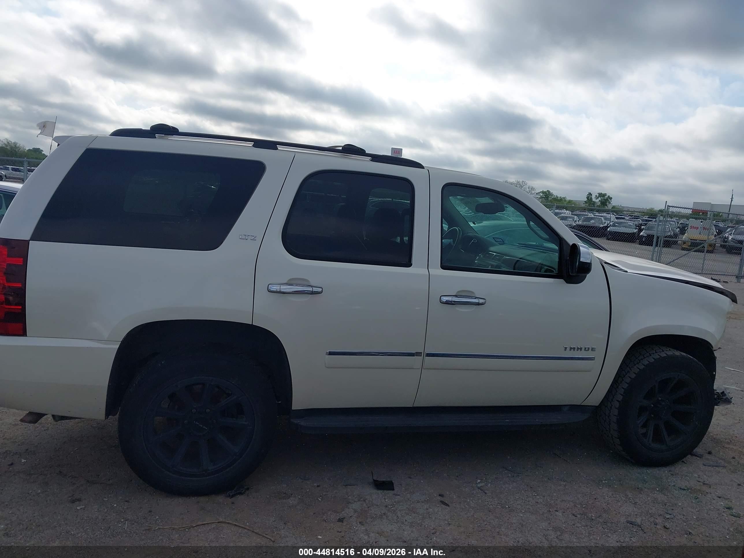 2011 Chevrolet Tahoe Ltz White vin: 1GNSKCE00BR384672