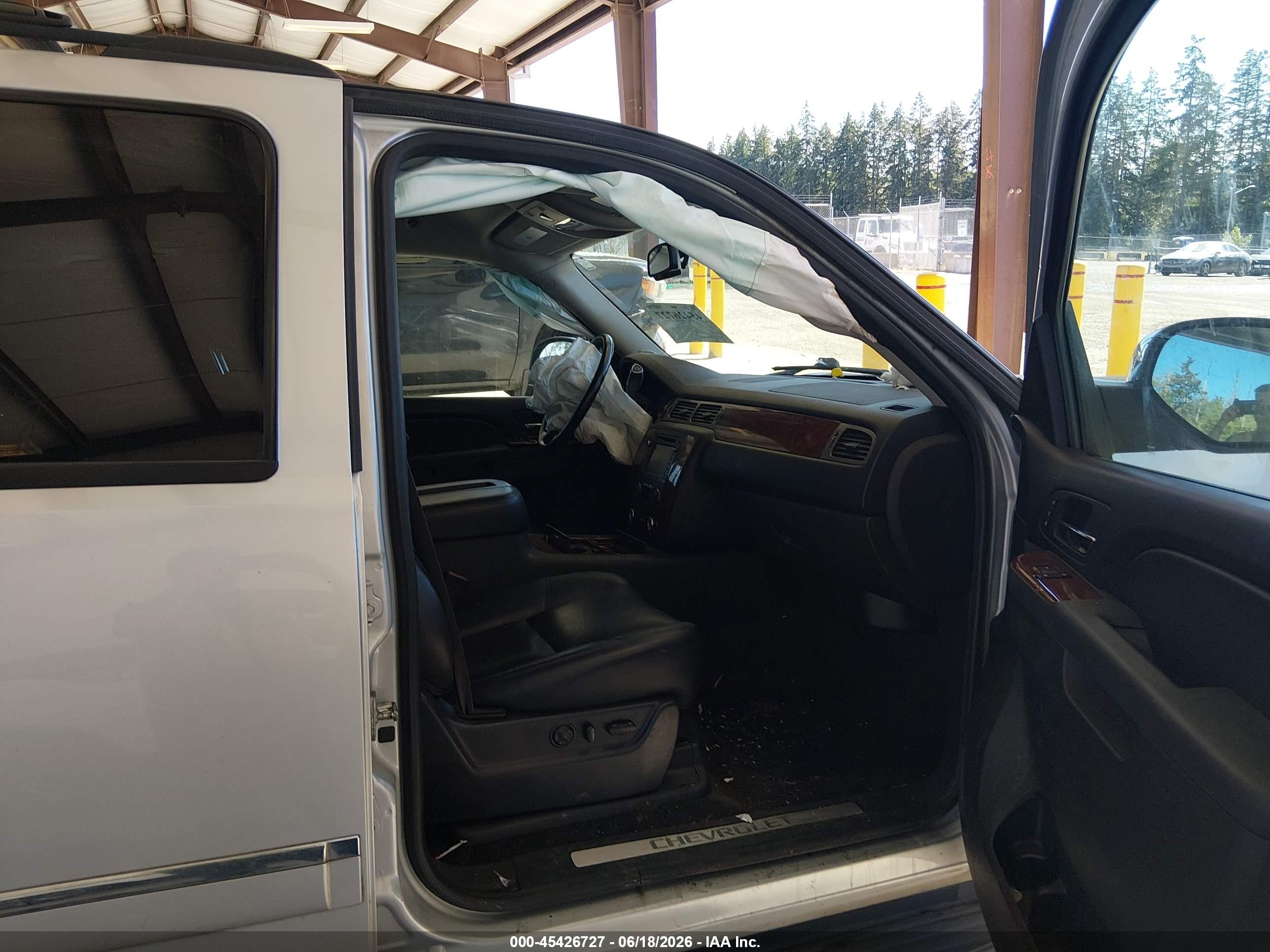 2013 Chevrolet Tahoe Ltz Silver vin: 1GNSKCE00DR302992