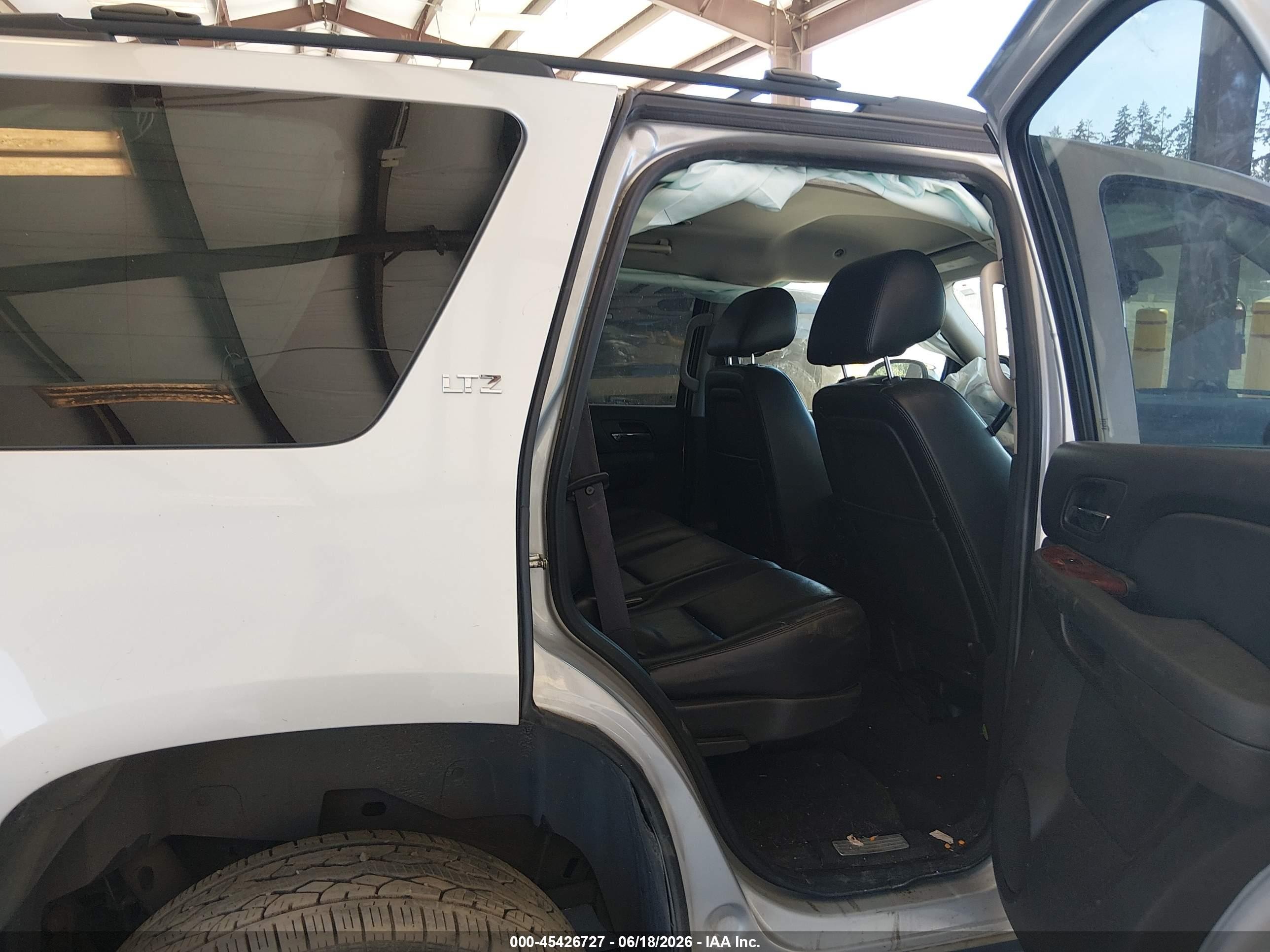 2013 Chevrolet Tahoe Ltz Silver vin: 1GNSKCE00DR302992