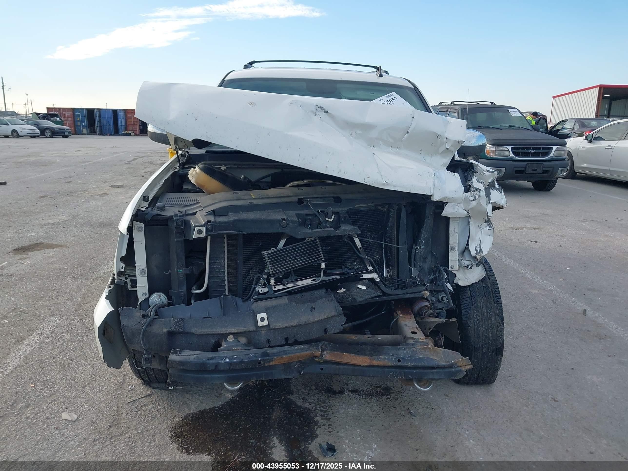 2011 Chevrolet Tahoe Ltz White vin: 1GNSKCE01BR142781