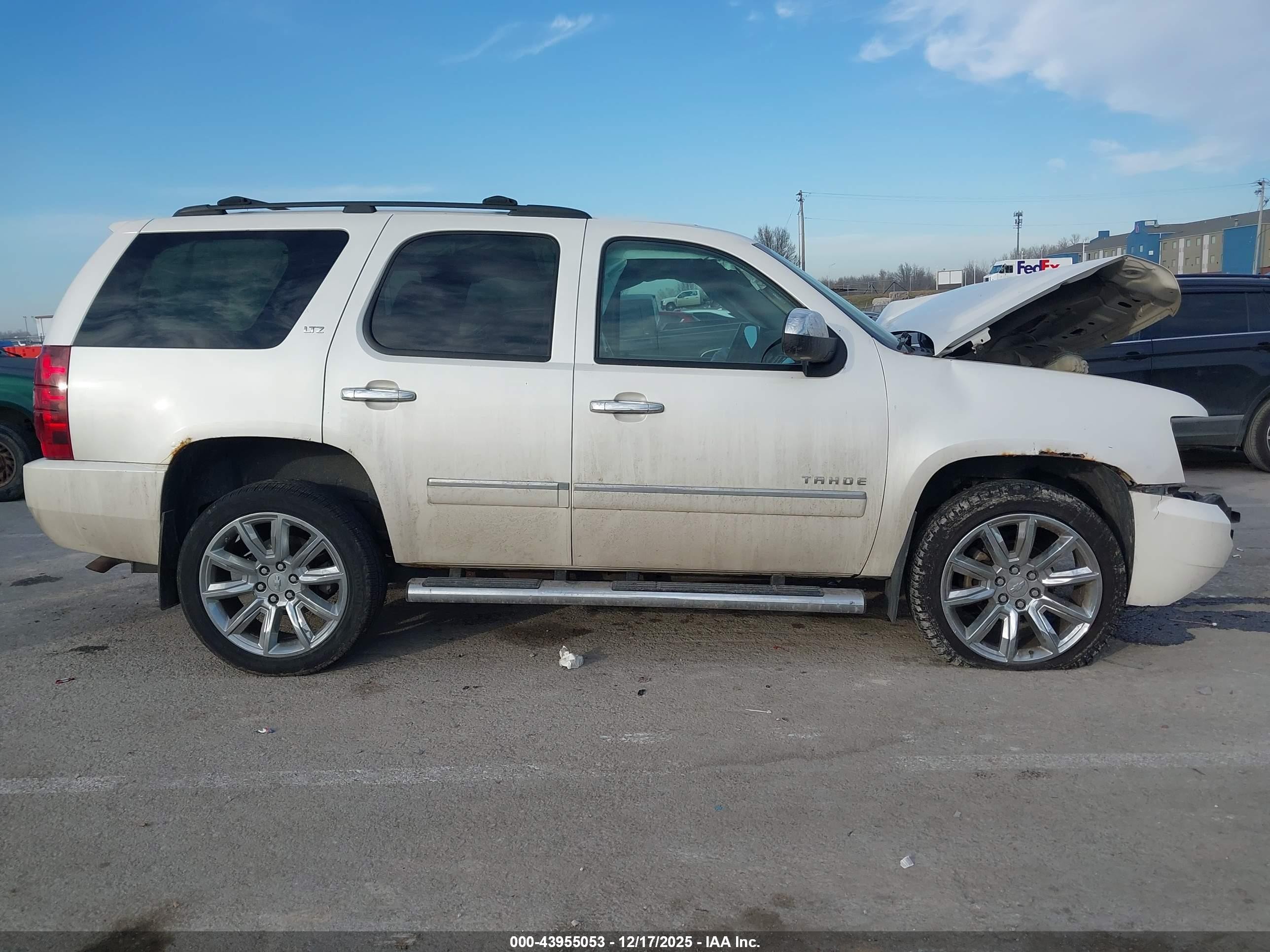2011 Chevrolet Tahoe Ltz White vin: 1GNSKCE01BR142781