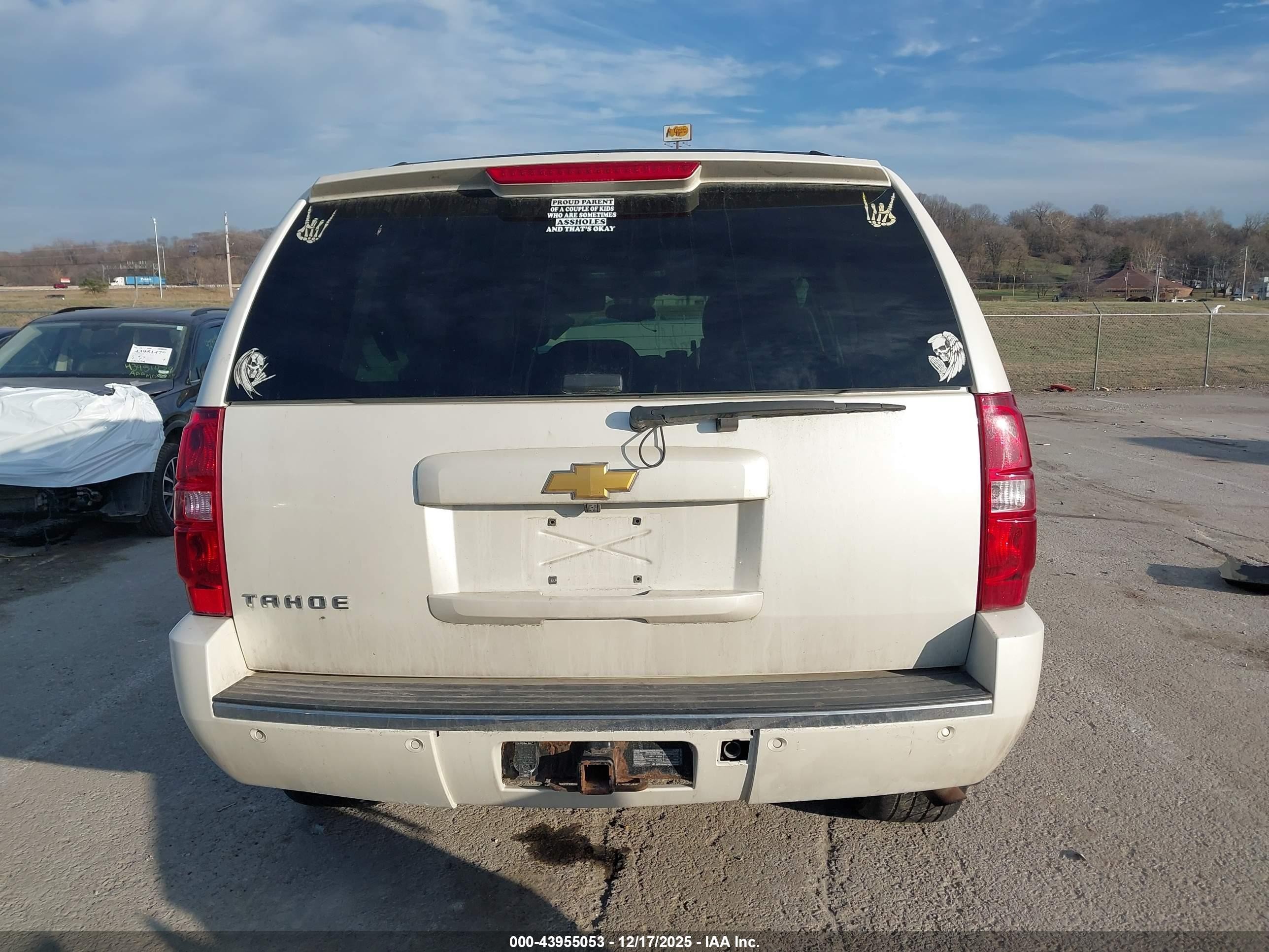 2011 Chevrolet Tahoe Ltz White vin: 1GNSKCE01BR142781