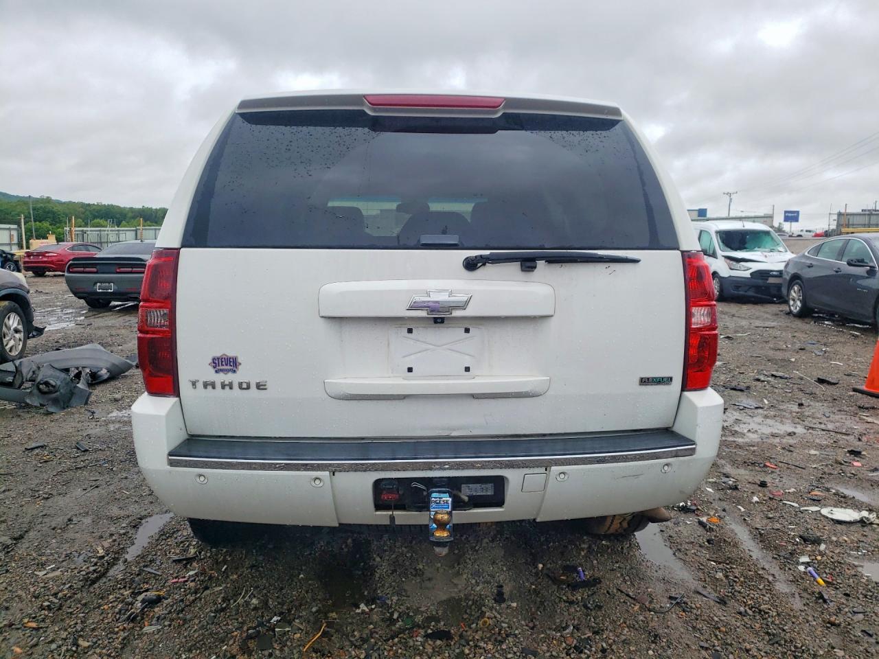 2011 Chevrolet Tahoe K1500 Ltz Белый vin: 1GNSKCE02BR262492
