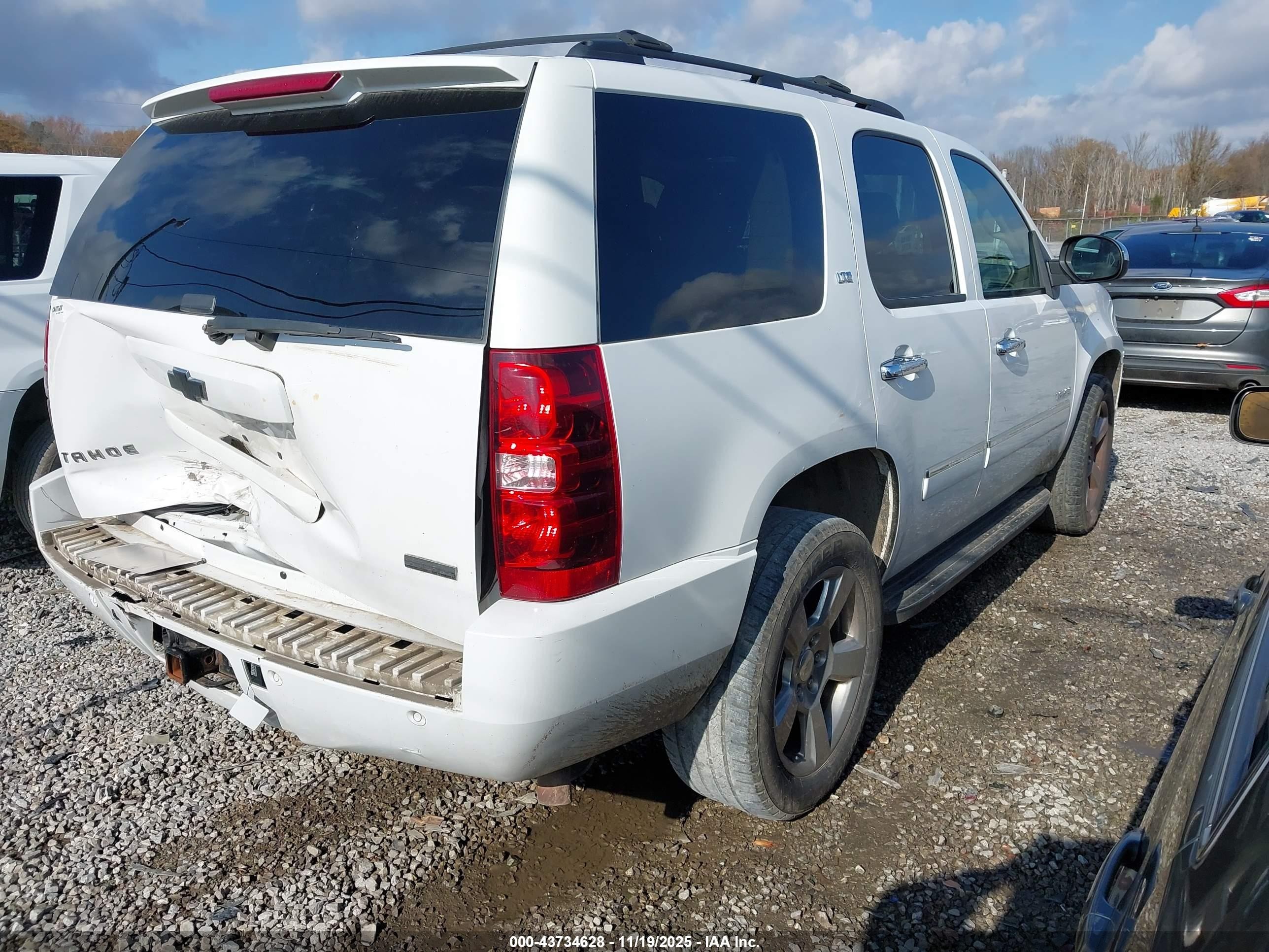 2011 Chevrolet Tahoe Ltz White vin: 1GNSKCE02BR284945
