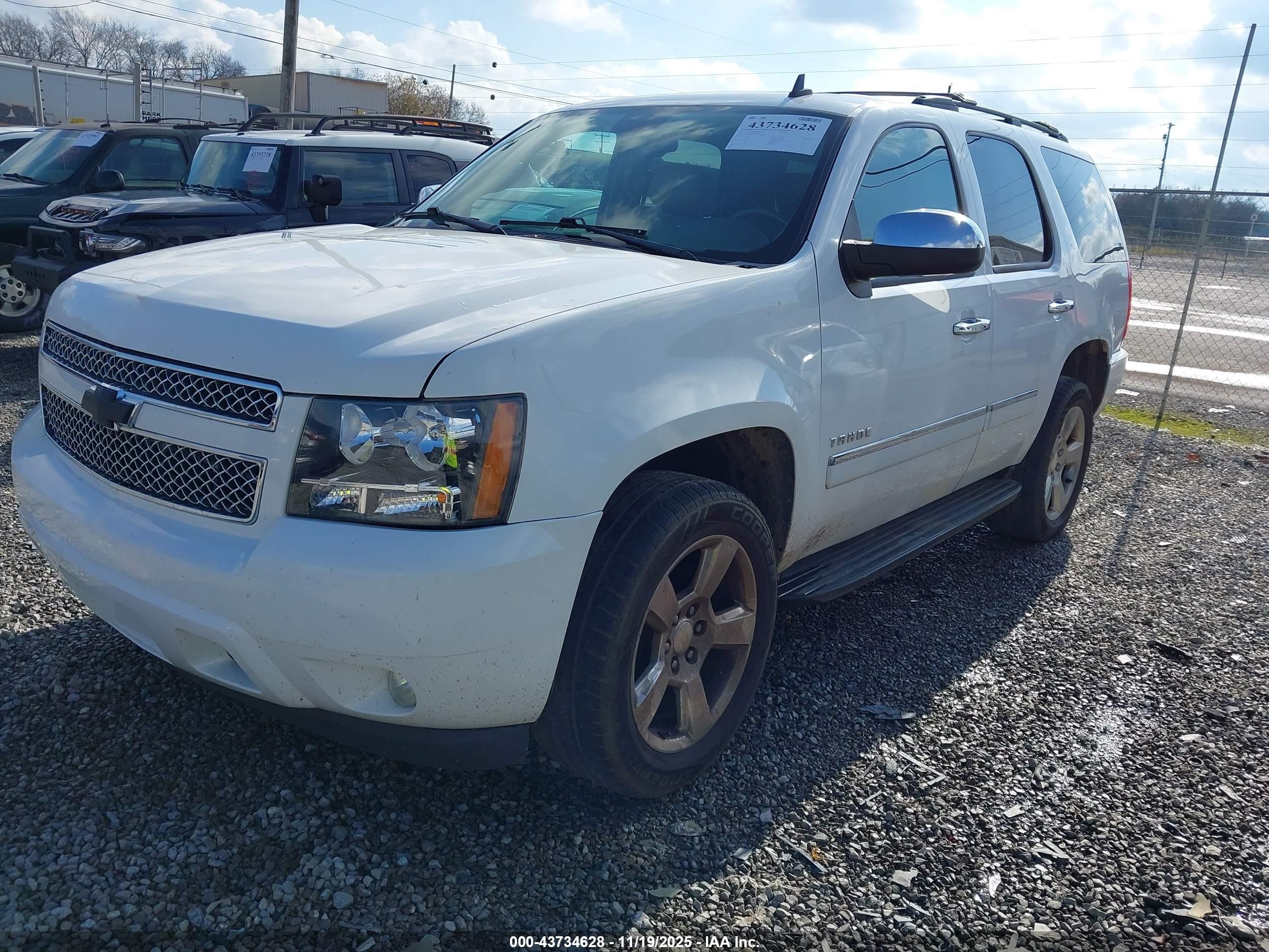 2011 Chevrolet Tahoe Ltz White vin: 1GNSKCE02BR284945