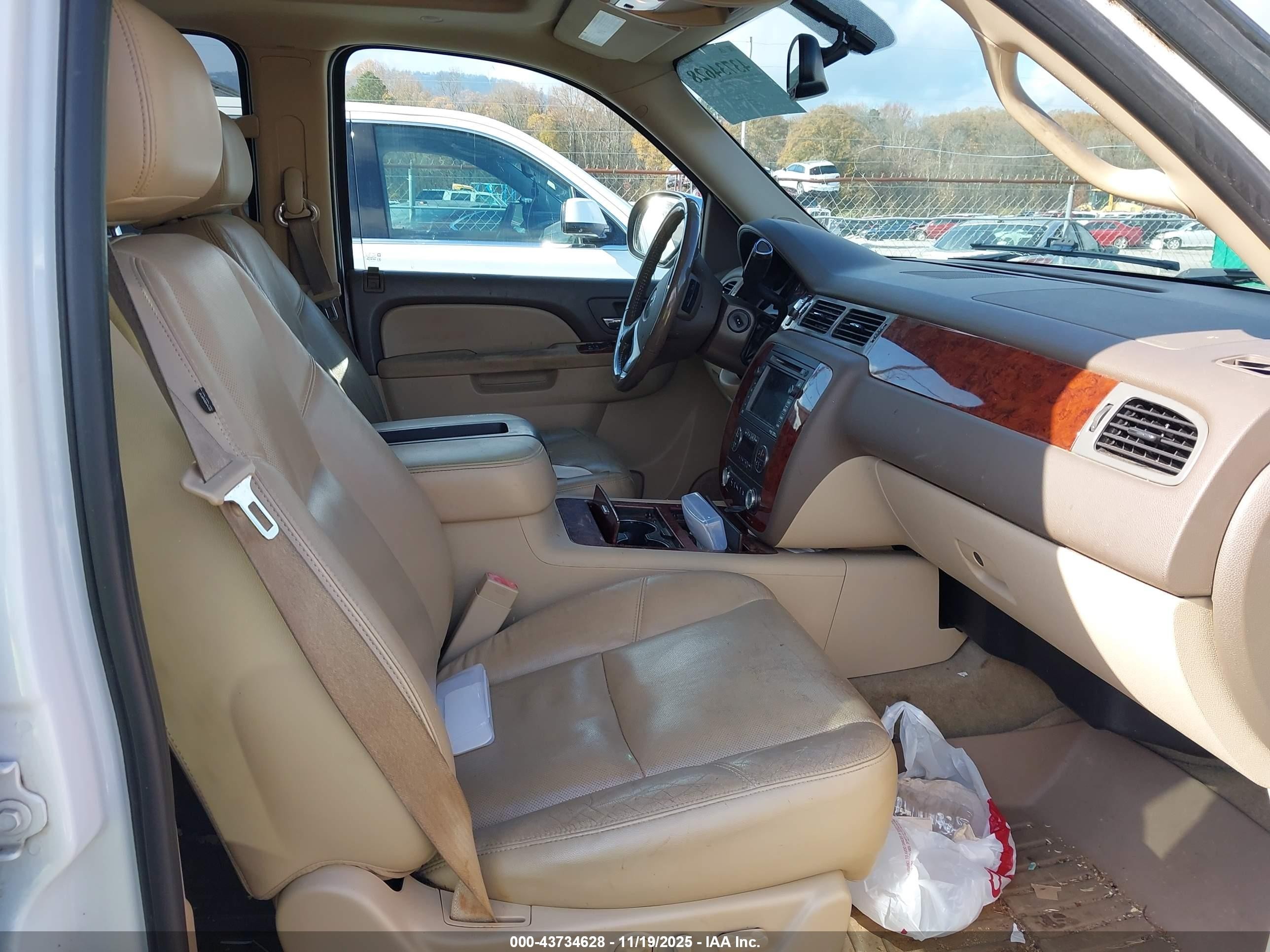 2011 Chevrolet Tahoe Ltz White vin: 1GNSKCE02BR284945