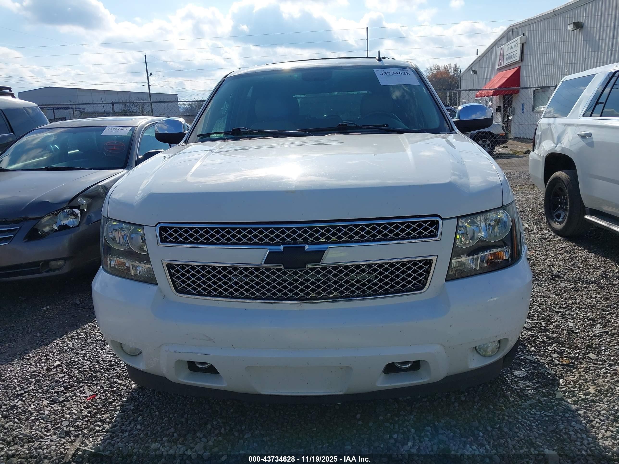 2011 Chevrolet Tahoe Ltz White vin: 1GNSKCE02BR284945