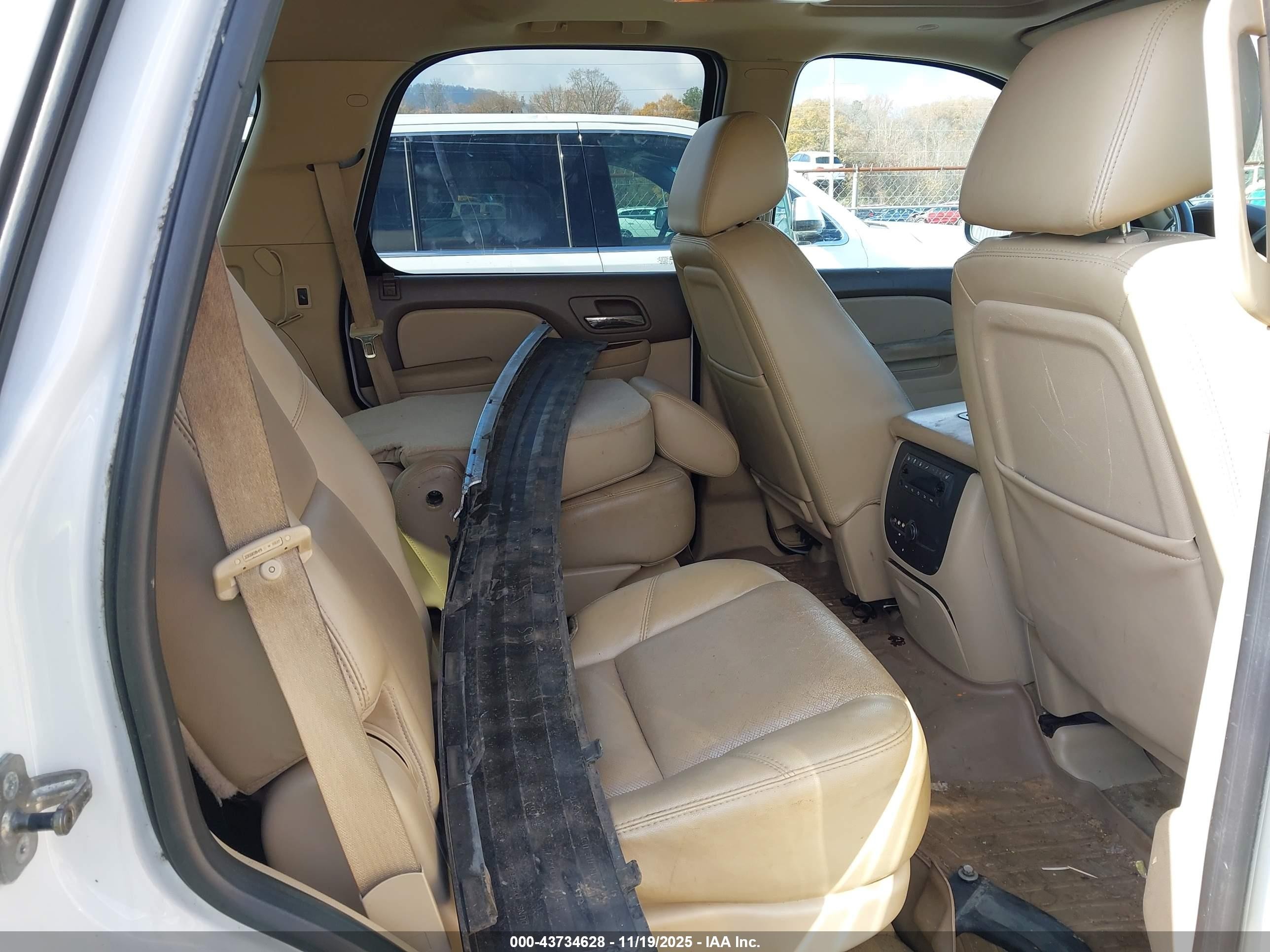 2011 Chevrolet Tahoe Ltz White vin: 1GNSKCE02BR284945