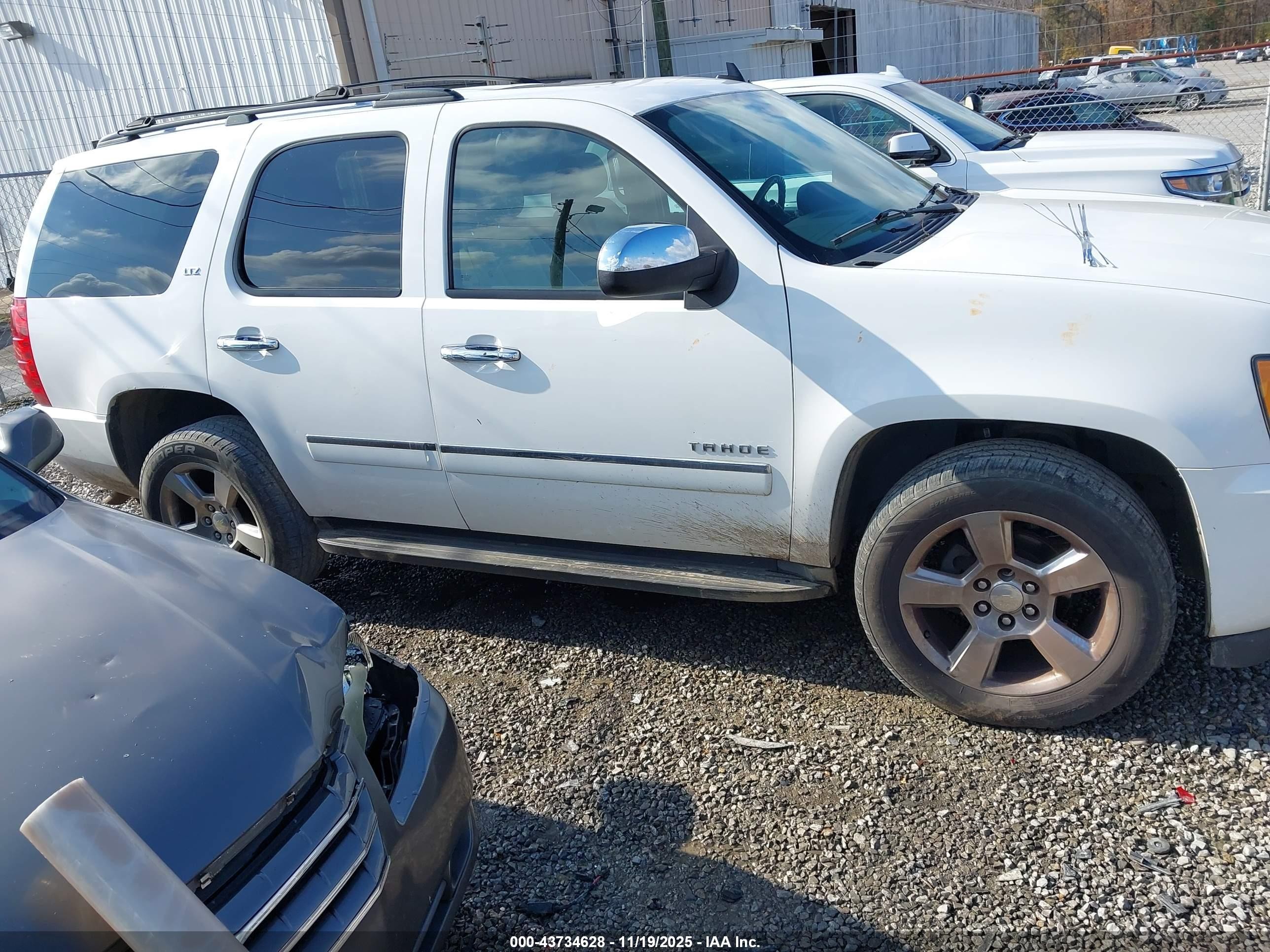 2011 Chevrolet Tahoe Ltz White vin: 1GNSKCE02BR284945
