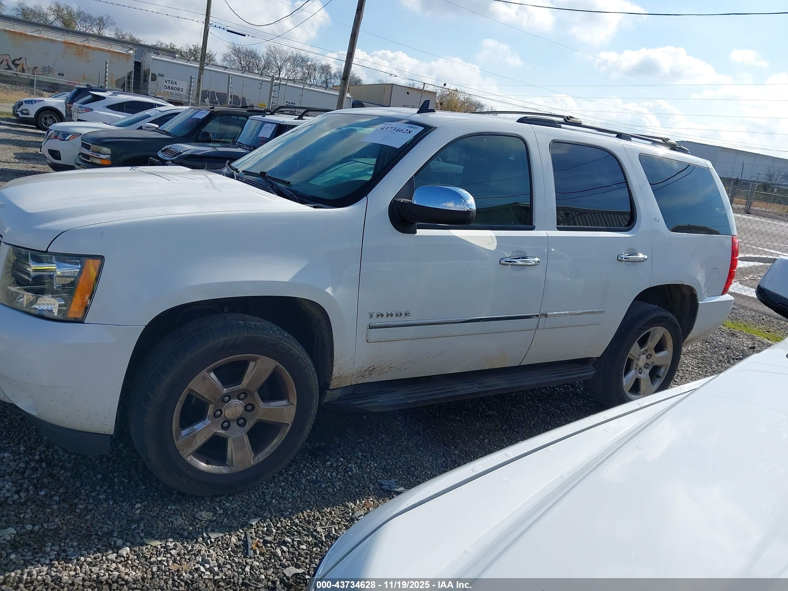 2011 Chevrolet Tahoe Ltz White vin: 1GNSKCE02BR284945