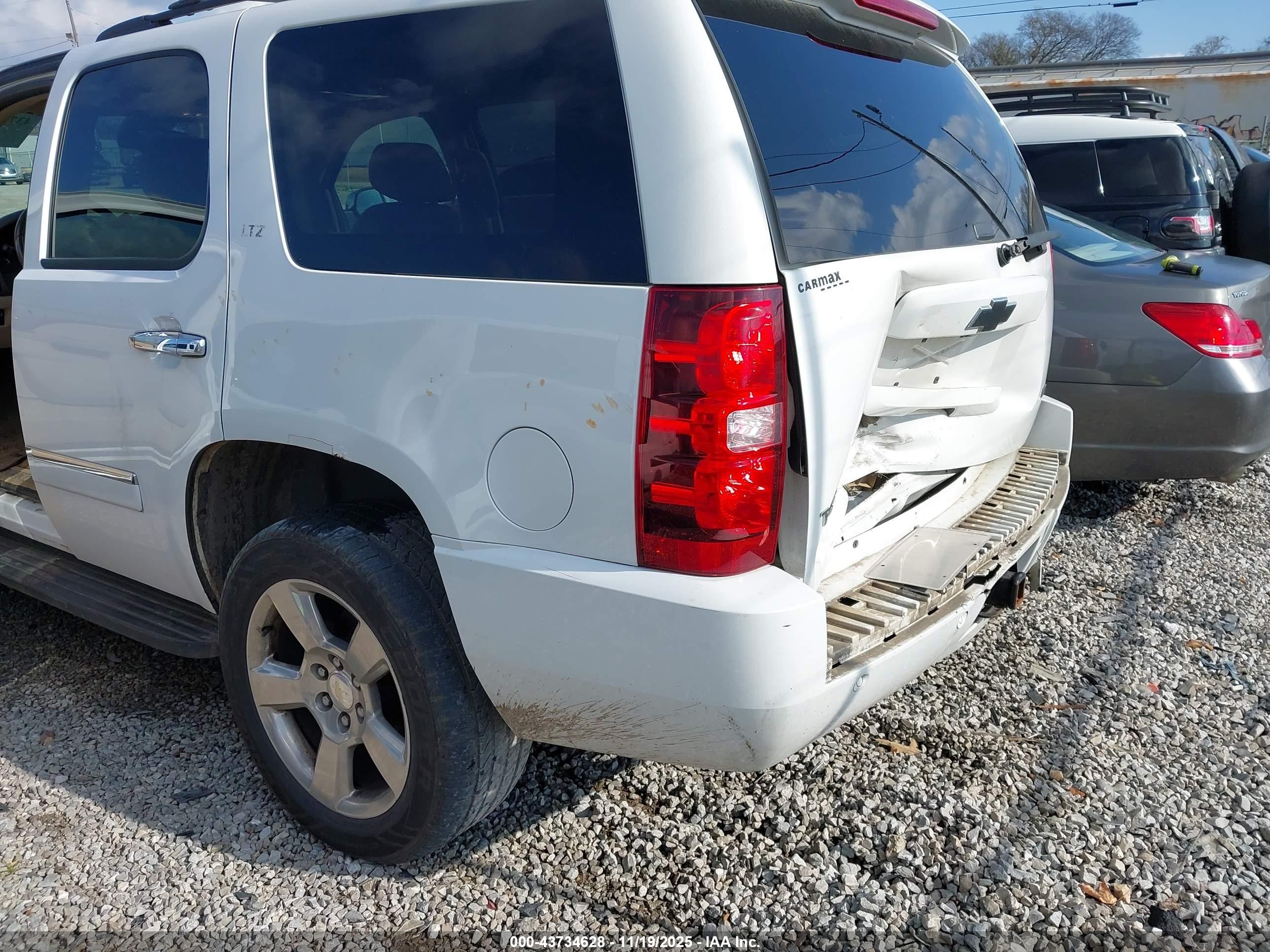 2011 Chevrolet Tahoe Ltz White vin: 1GNSKCE02BR284945