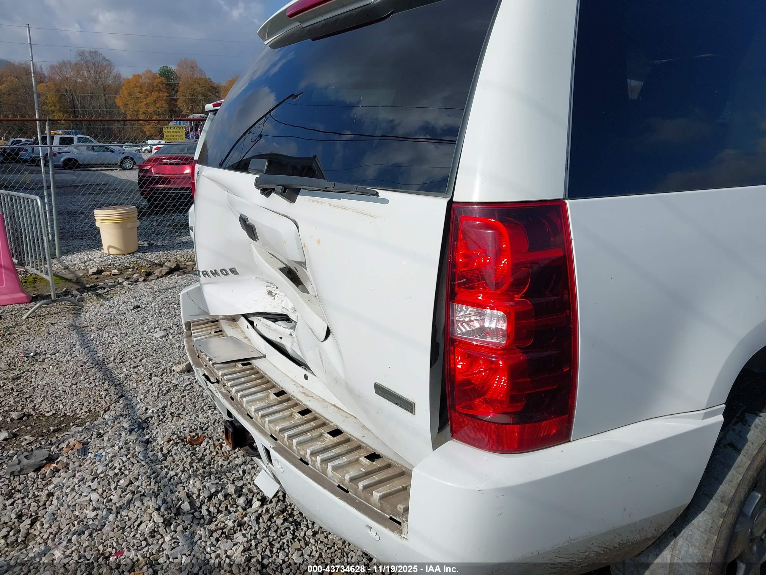 2011 Chevrolet Tahoe Ltz White vin: 1GNSKCE02BR284945