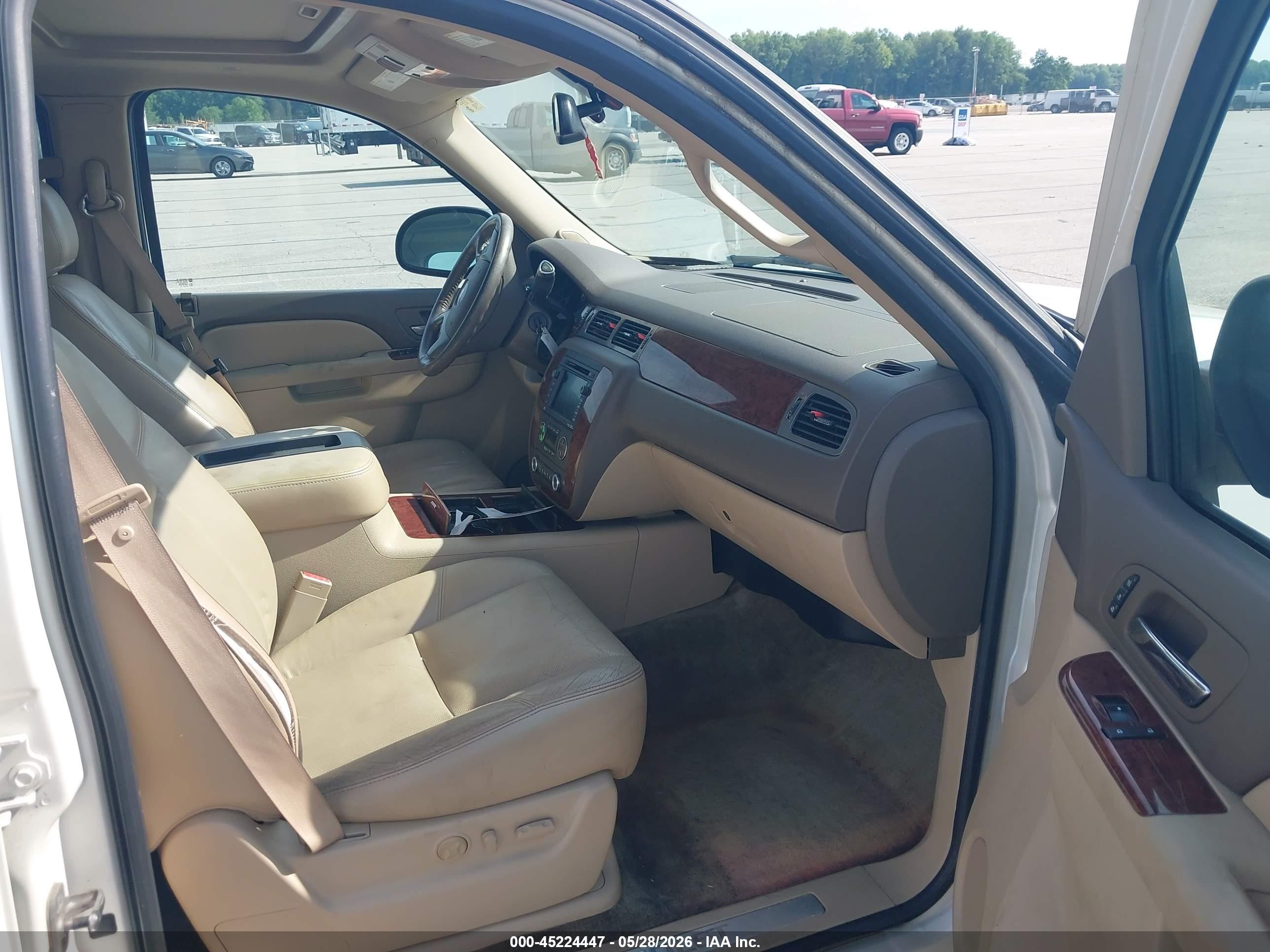 2011 Chevrolet Tahoe Ltz White vin: 1GNSKCE03BR256071