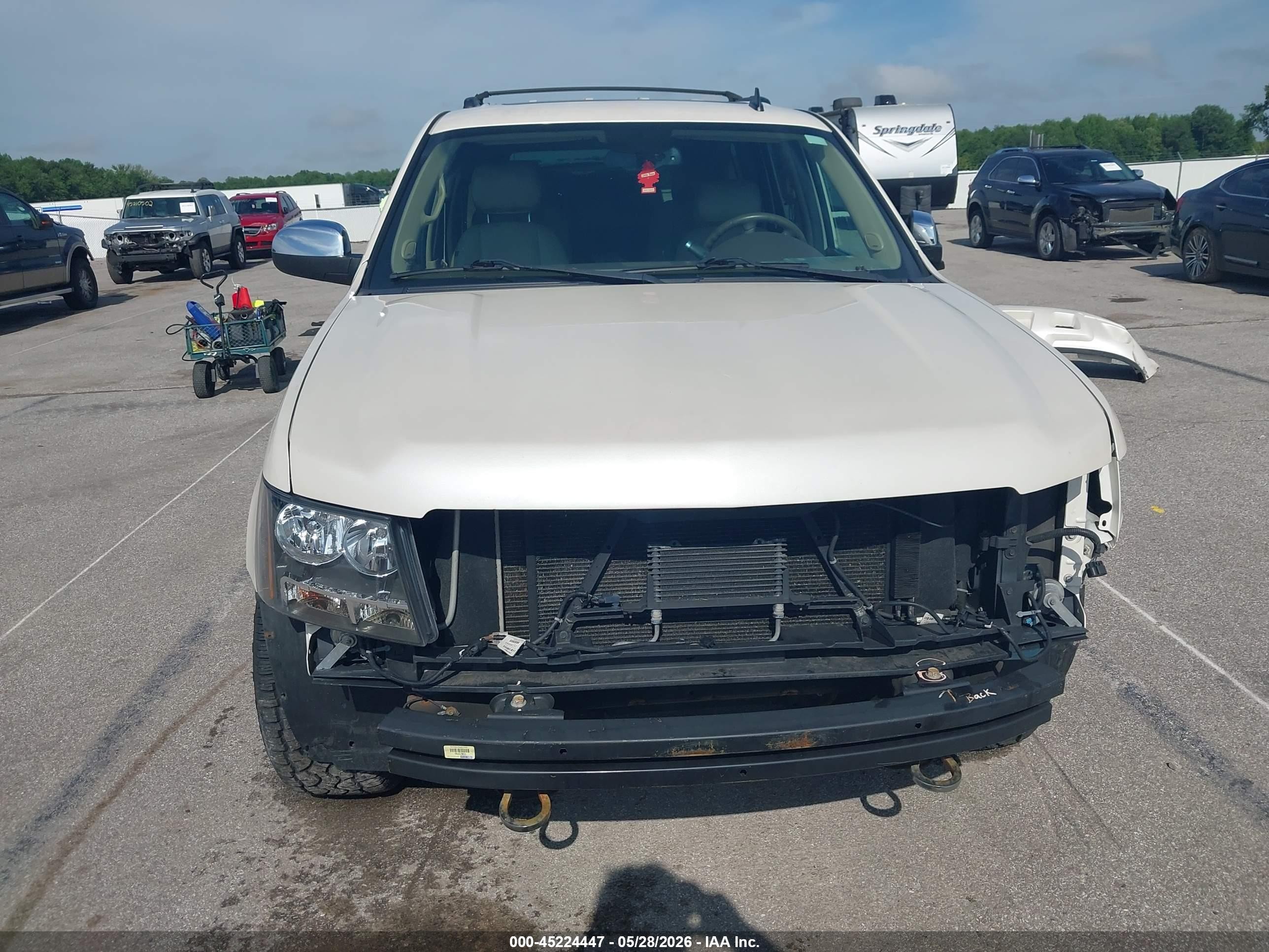 2011 Chevrolet Tahoe Ltz White vin: 1GNSKCE03BR256071