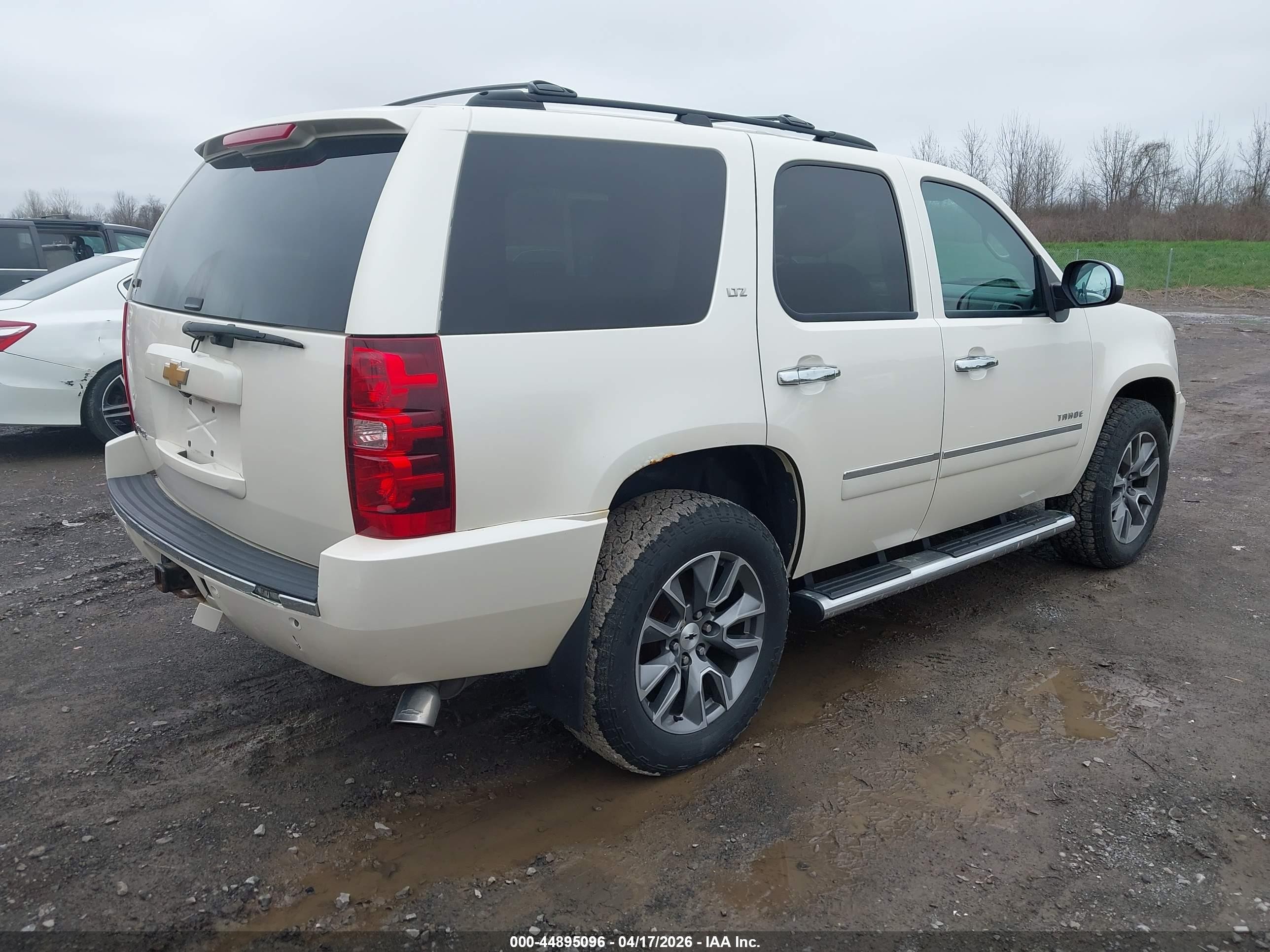 2014 Chevrolet Tahoe Ltz White vin: 1GNSKCE03ER122648