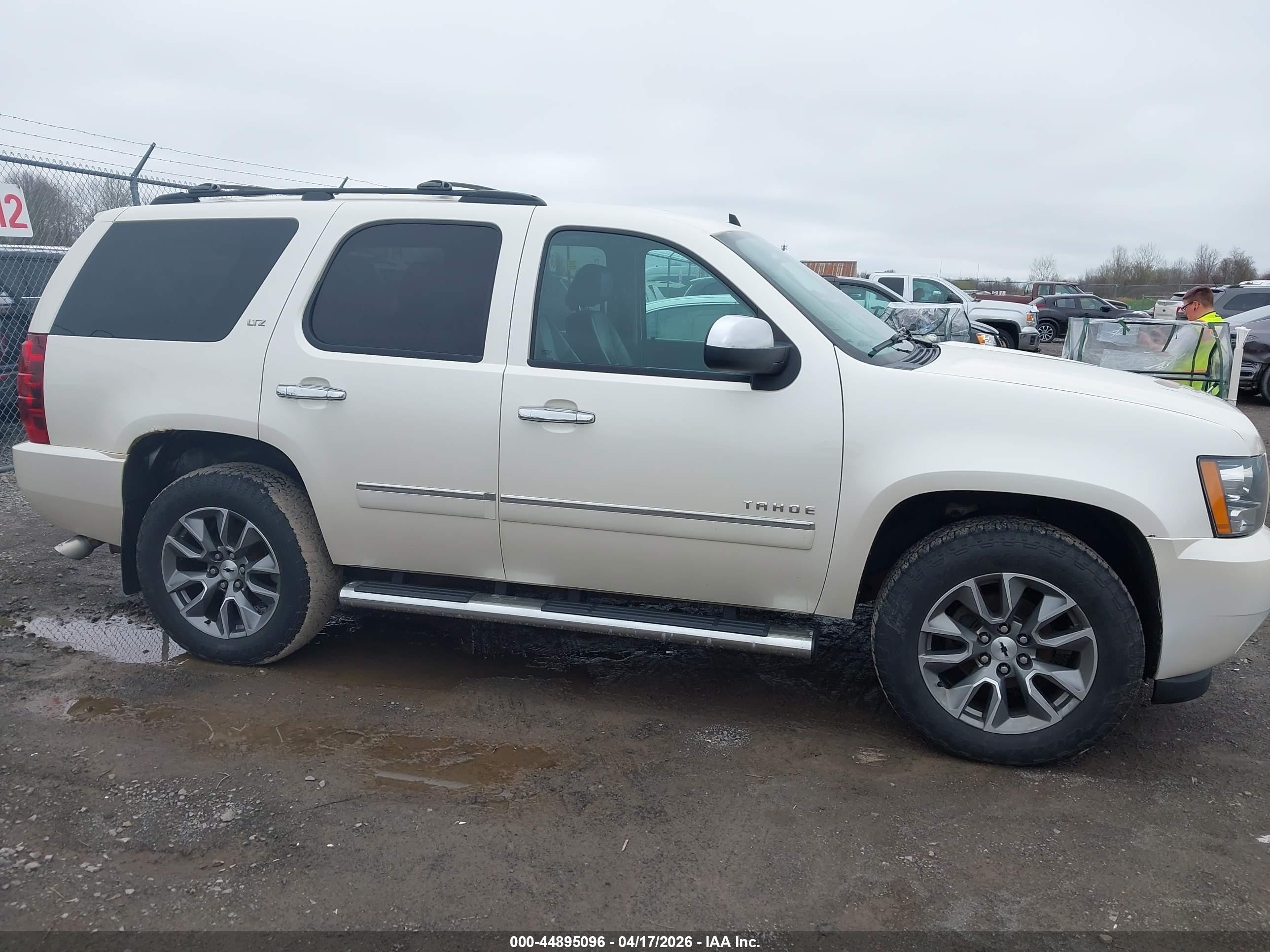 2014 Chevrolet Tahoe Ltz White vin: 1GNSKCE03ER122648