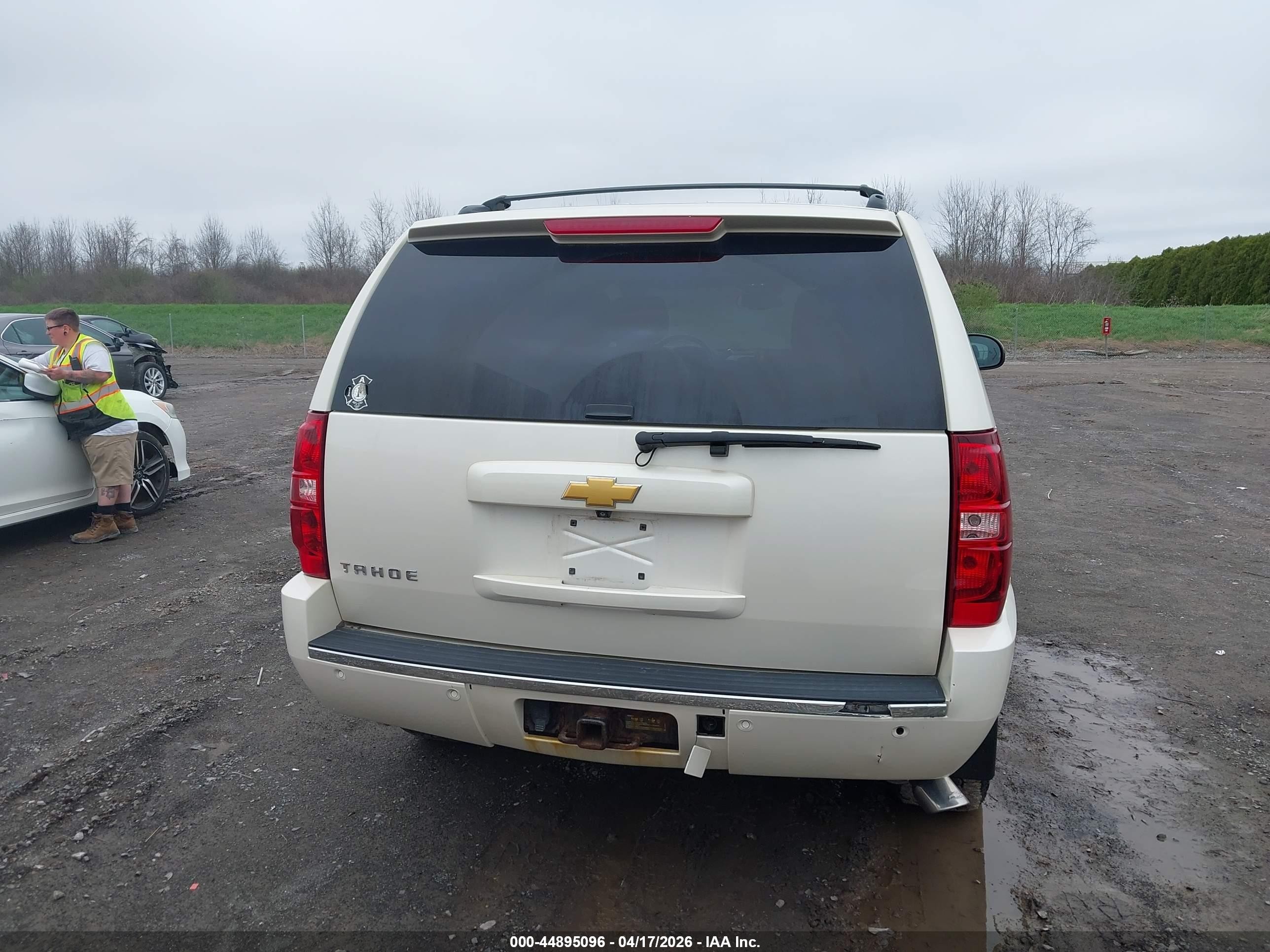 2014 Chevrolet Tahoe Ltz White vin: 1GNSKCE03ER122648