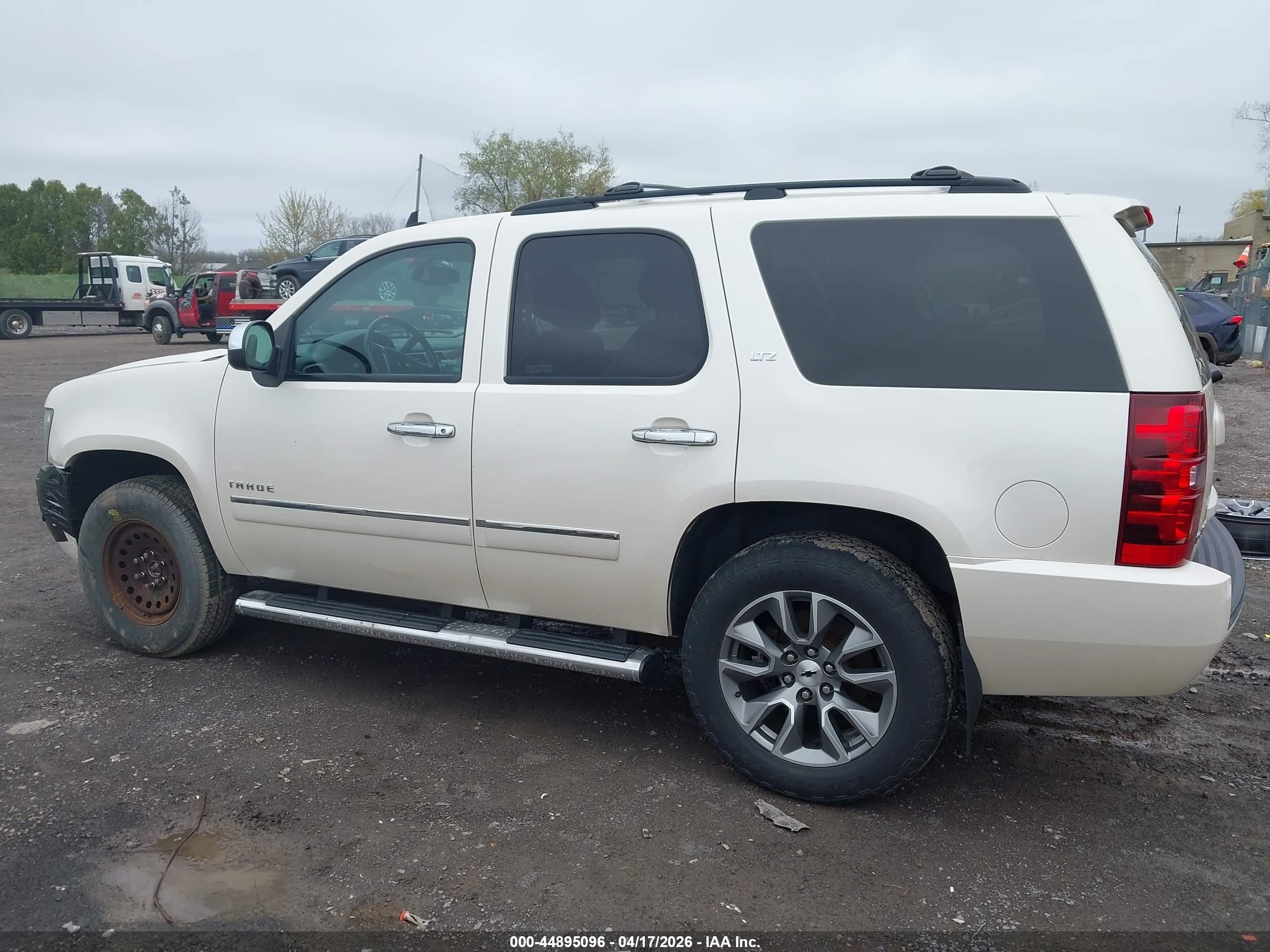 2014 Chevrolet Tahoe Ltz White vin: 1GNSKCE03ER122648