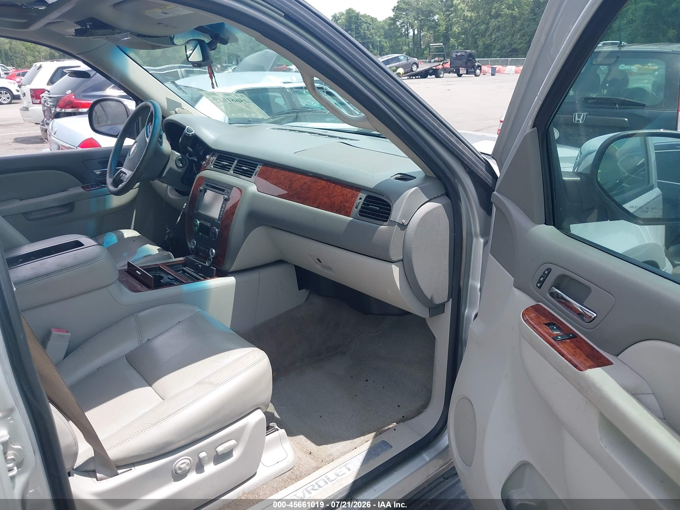 2014 Chevrolet Tahoe Ltz Silver vin: 1GNSKCE03ER156749