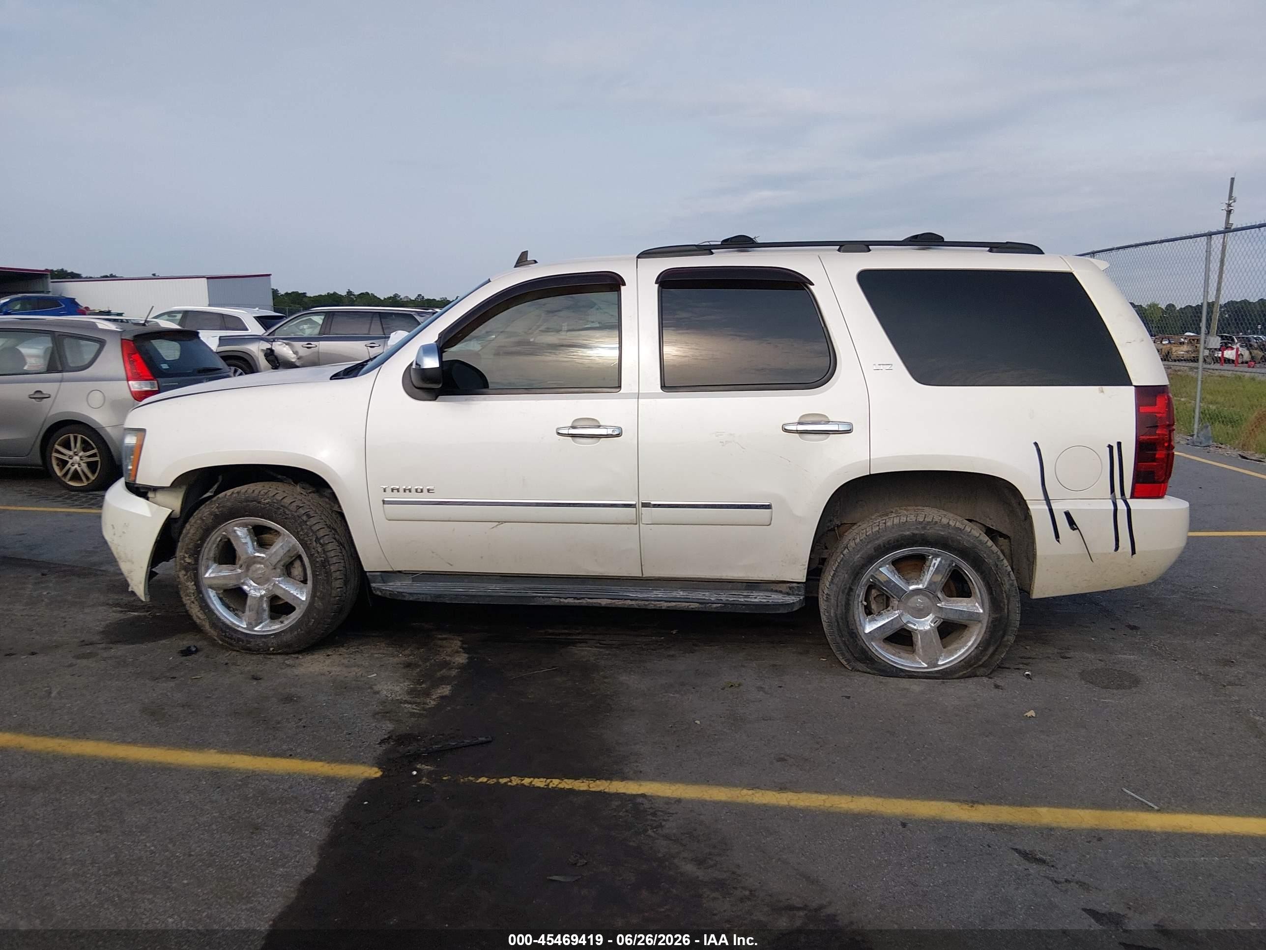 2013 Chevrolet Tahoe Ltz Beige vin: 1GNSKCE04DR366128