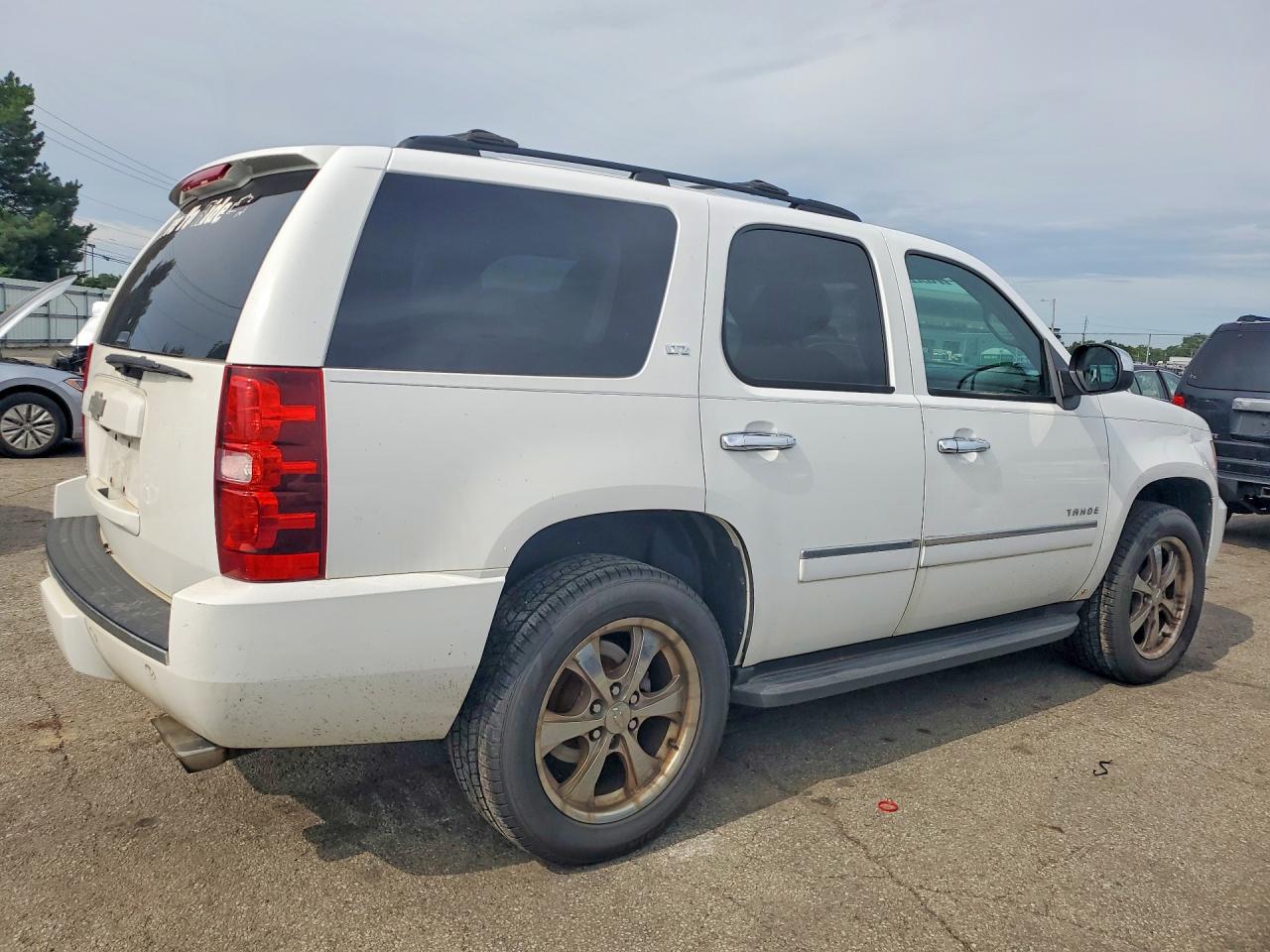 2014 Chevrolet Tahoe K1500 Ltz White vin: 1GNSKCE04ER143685