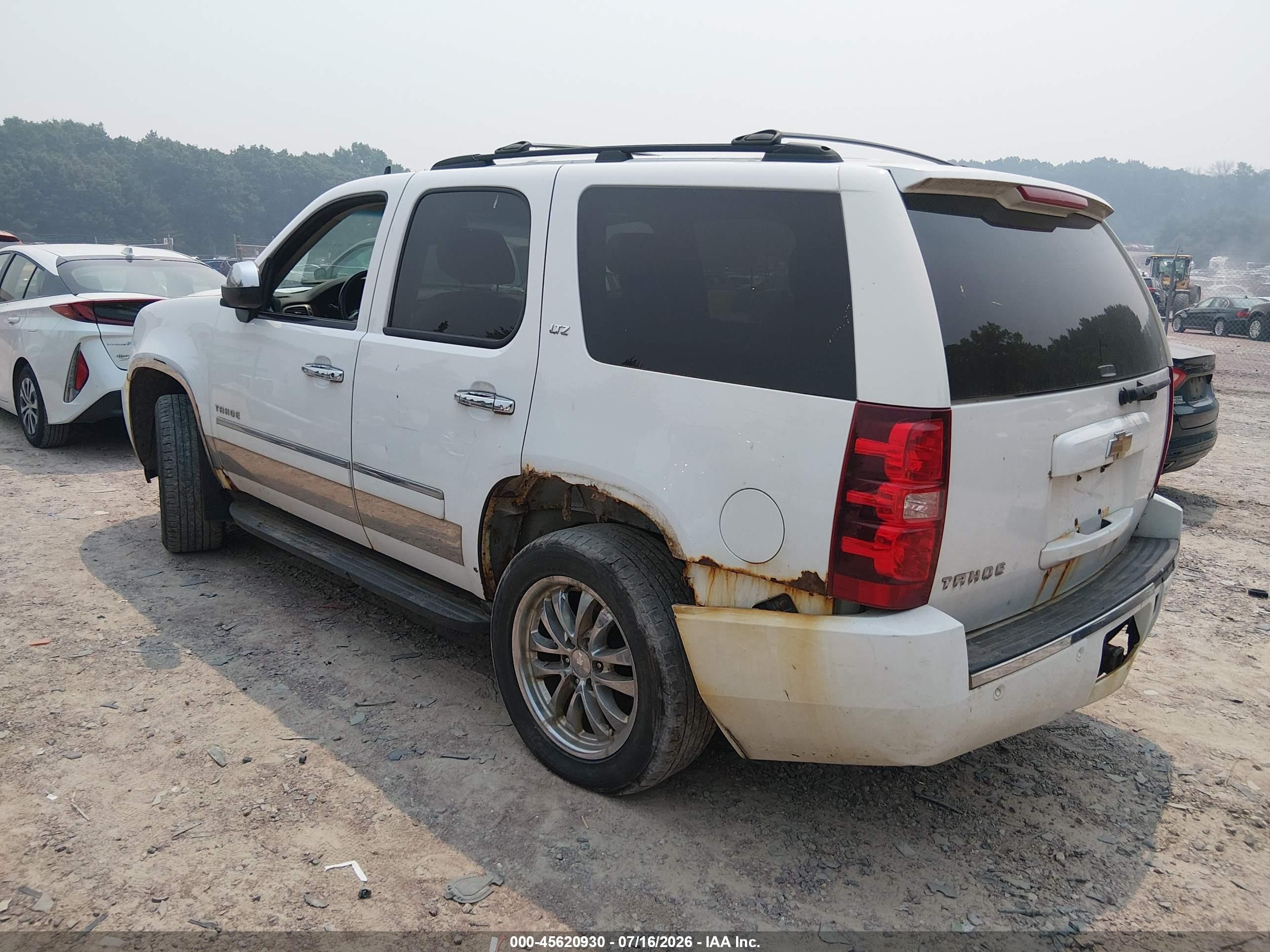 2011 Chevrolet Tahoe Ltz Белый vin: 1GNSKCE05BR262289