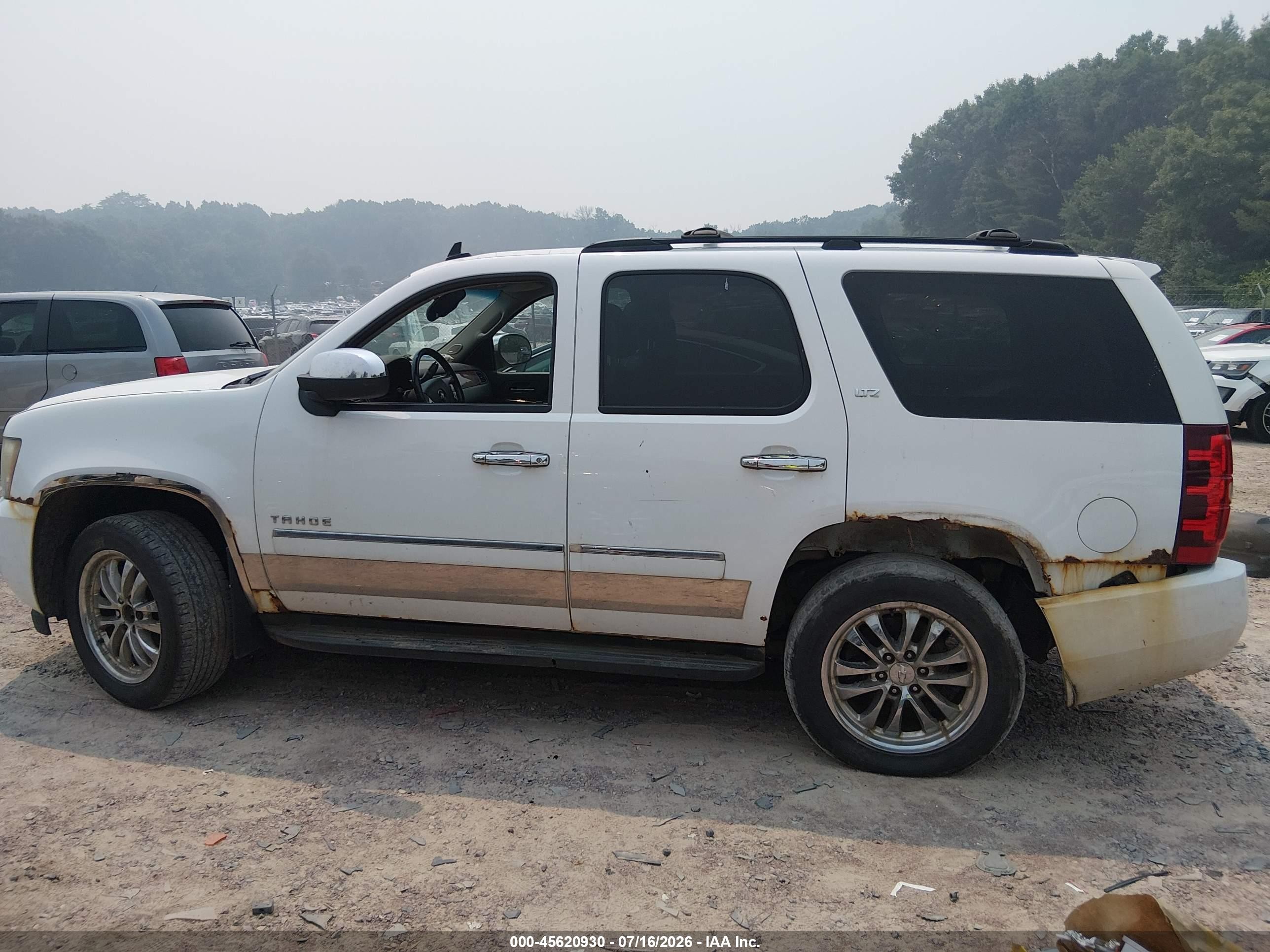 2011 Chevrolet Tahoe Ltz Белый vin: 1GNSKCE05BR262289