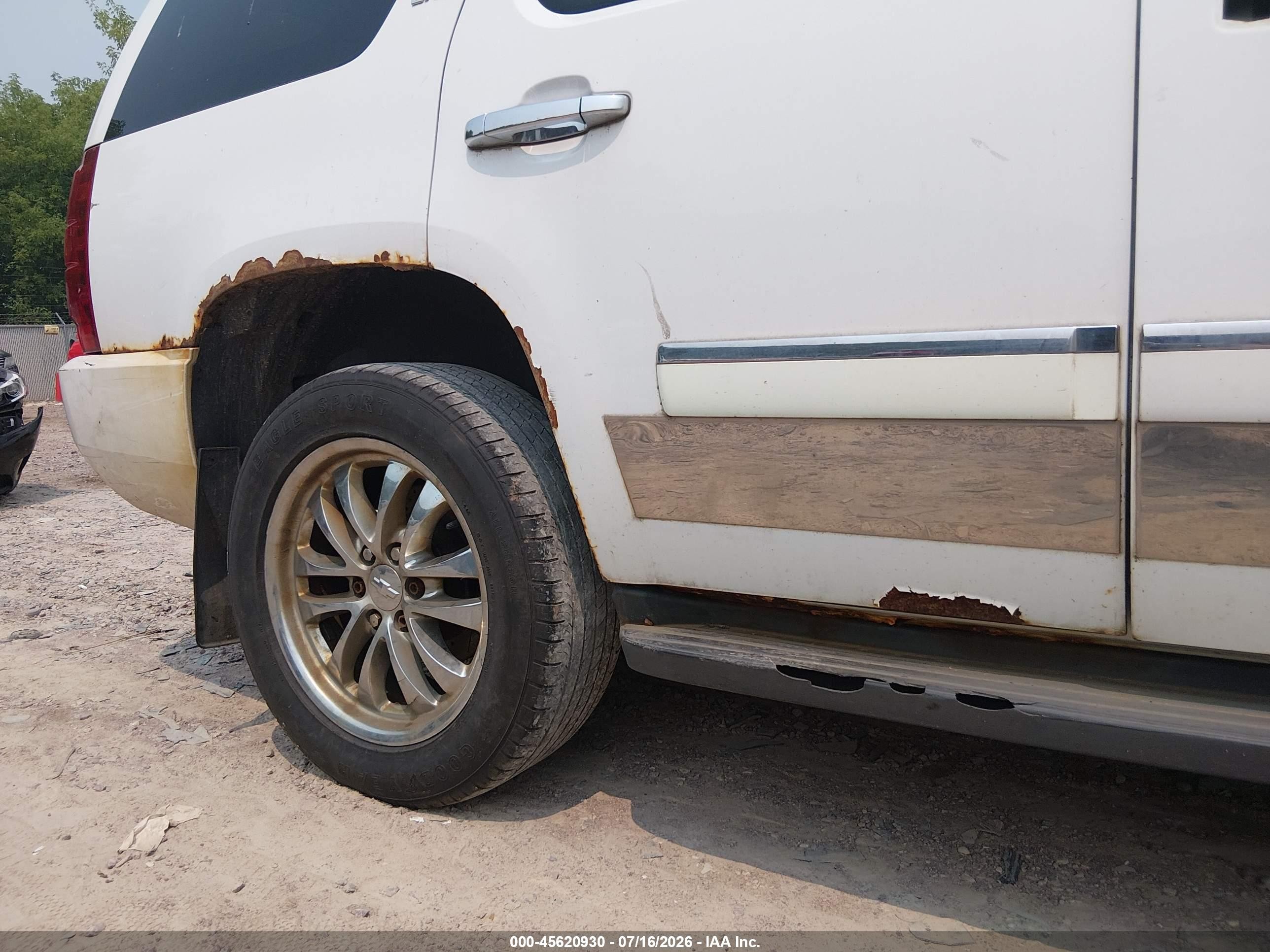 2011 Chevrolet Tahoe Ltz Белый vin: 1GNSKCE05BR262289