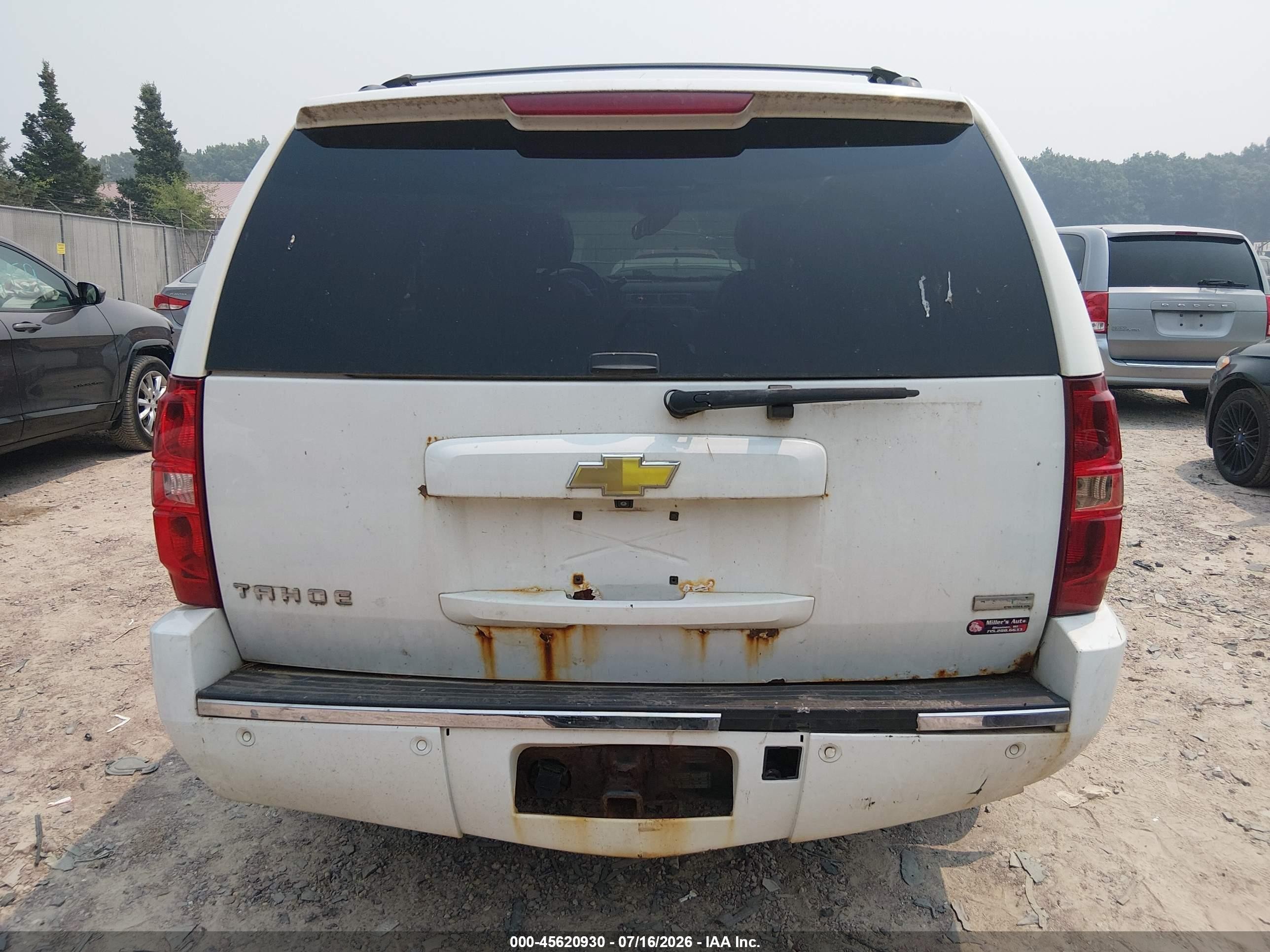 2011 Chevrolet Tahoe Ltz Белый vin: 1GNSKCE05BR262289