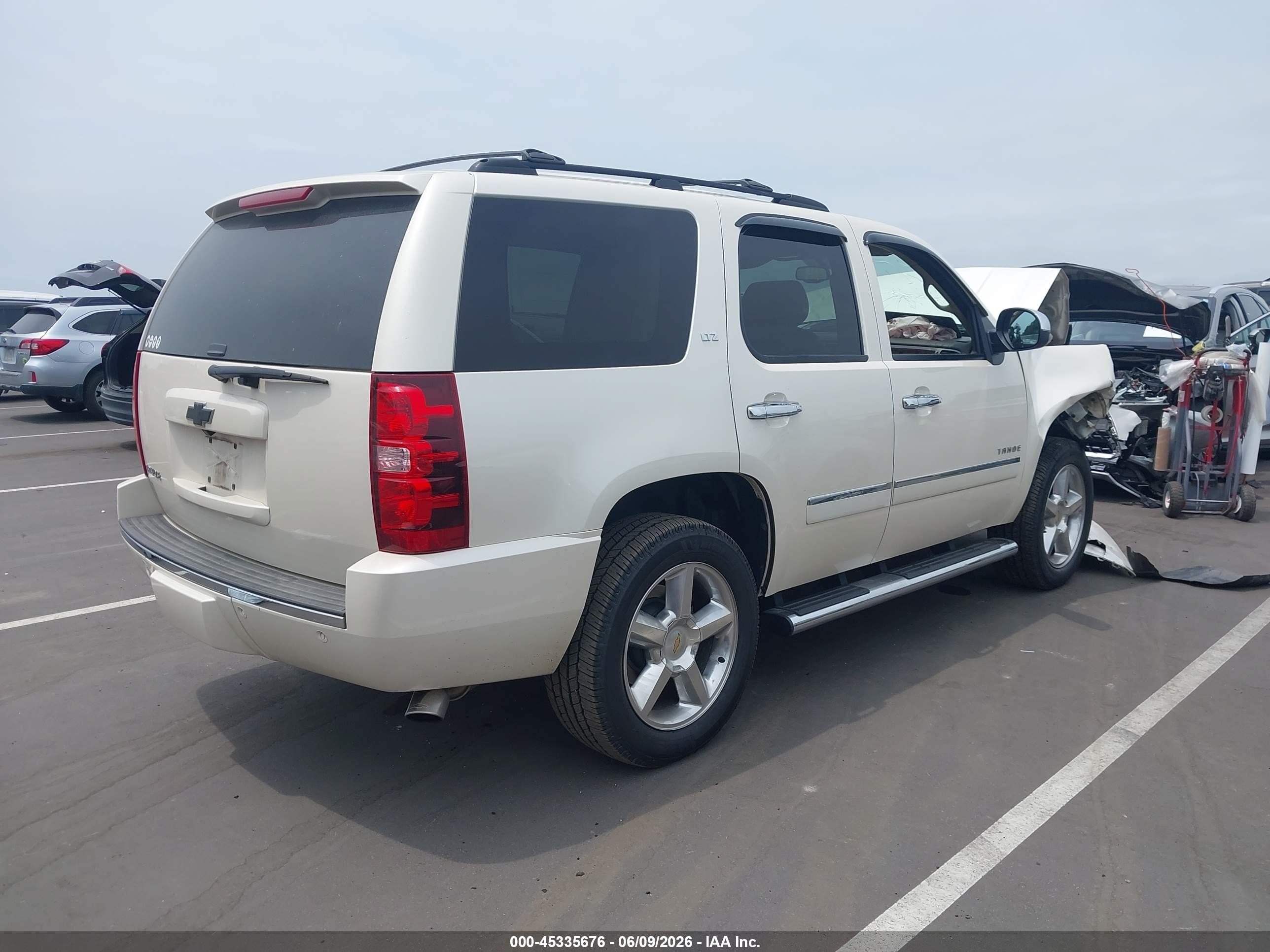2013 Chevrolet Tahoe Ltz White vin: 1GNSKCE05DR372696