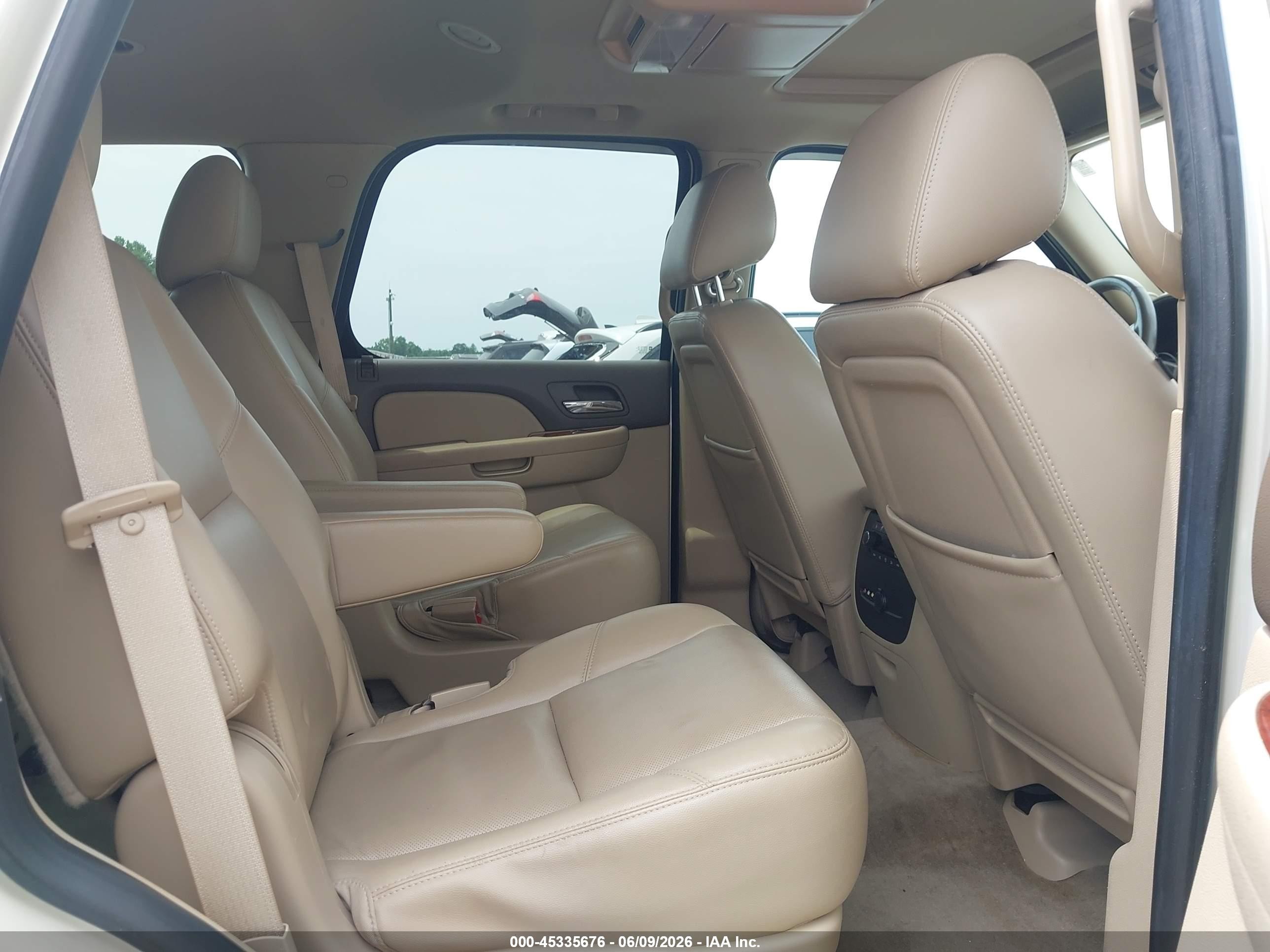 2013 Chevrolet Tahoe Ltz White vin: 1GNSKCE05DR372696
