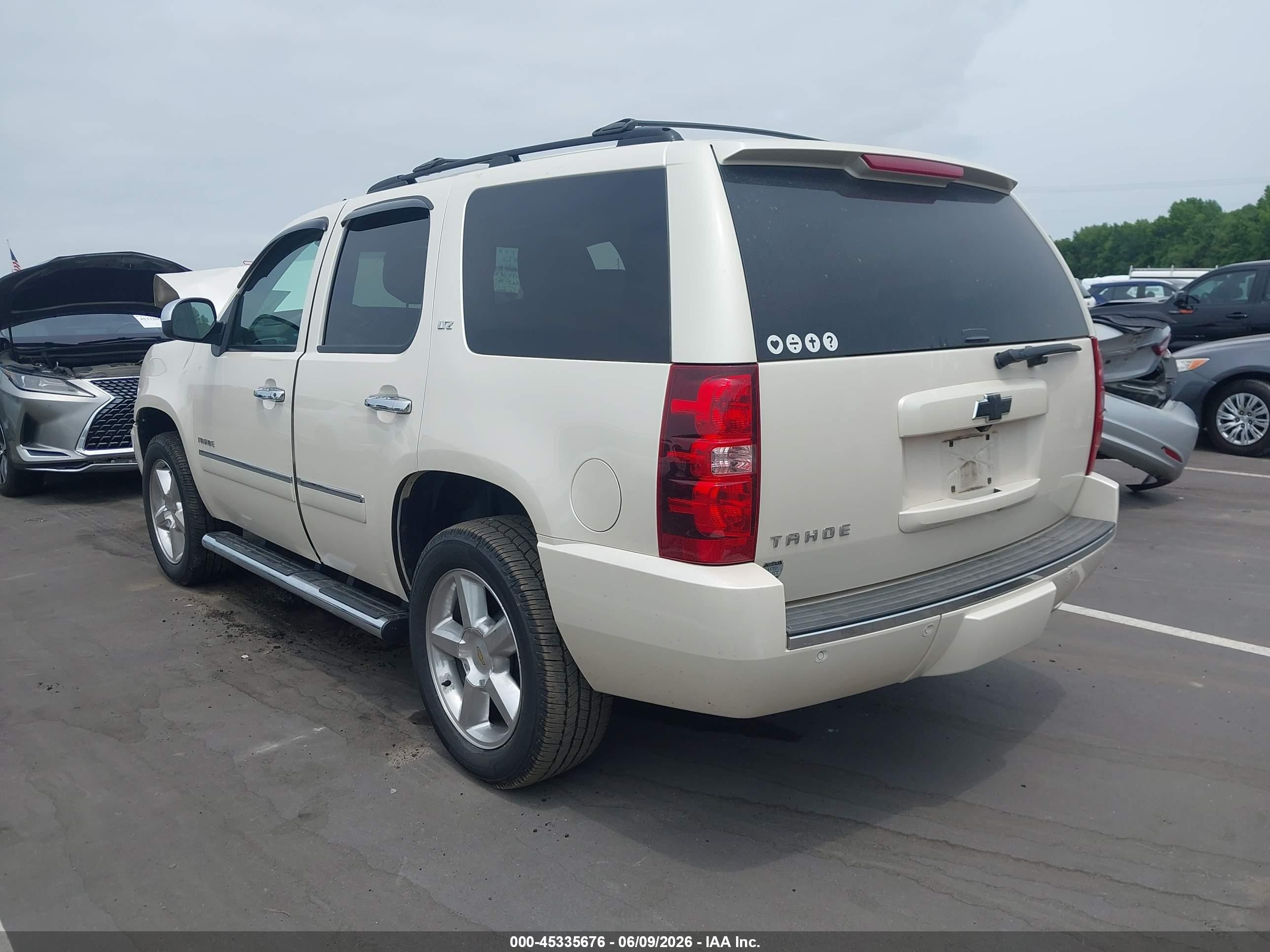 2013 Chevrolet Tahoe Ltz White vin: 1GNSKCE05DR372696