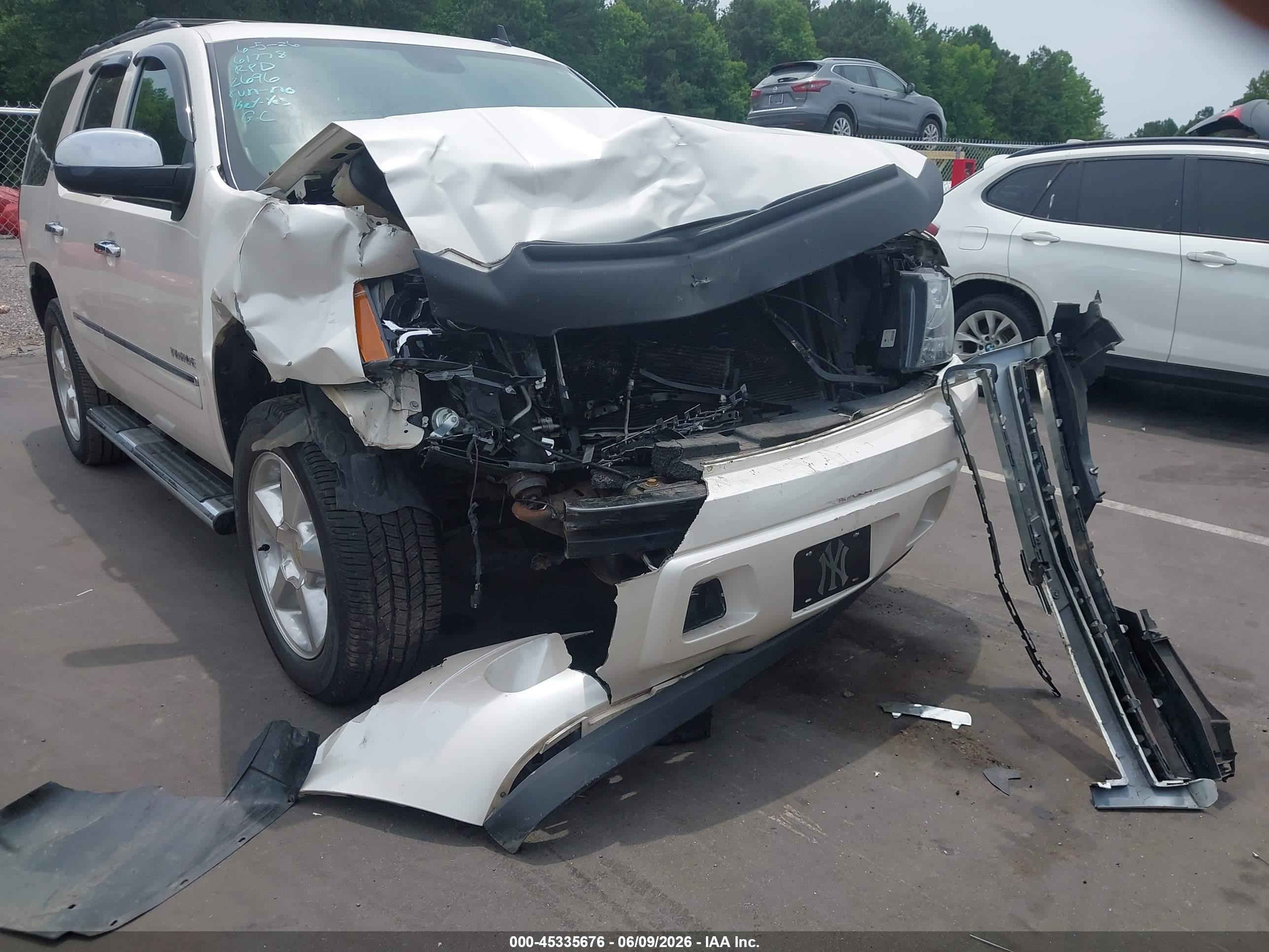 2013 Chevrolet Tahoe Ltz White vin: 1GNSKCE05DR372696