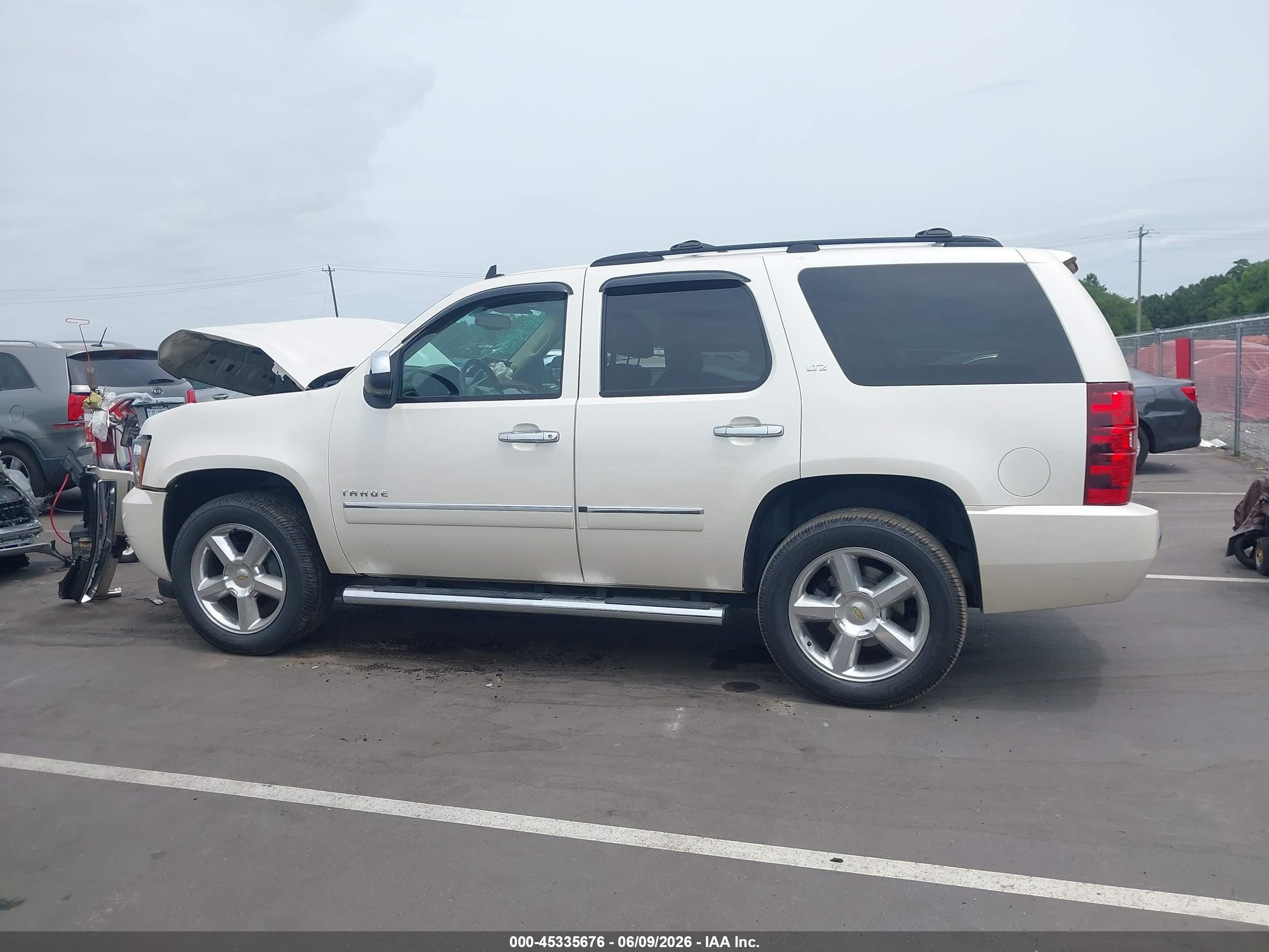 2013 Chevrolet Tahoe Ltz White vin: 1GNSKCE05DR372696