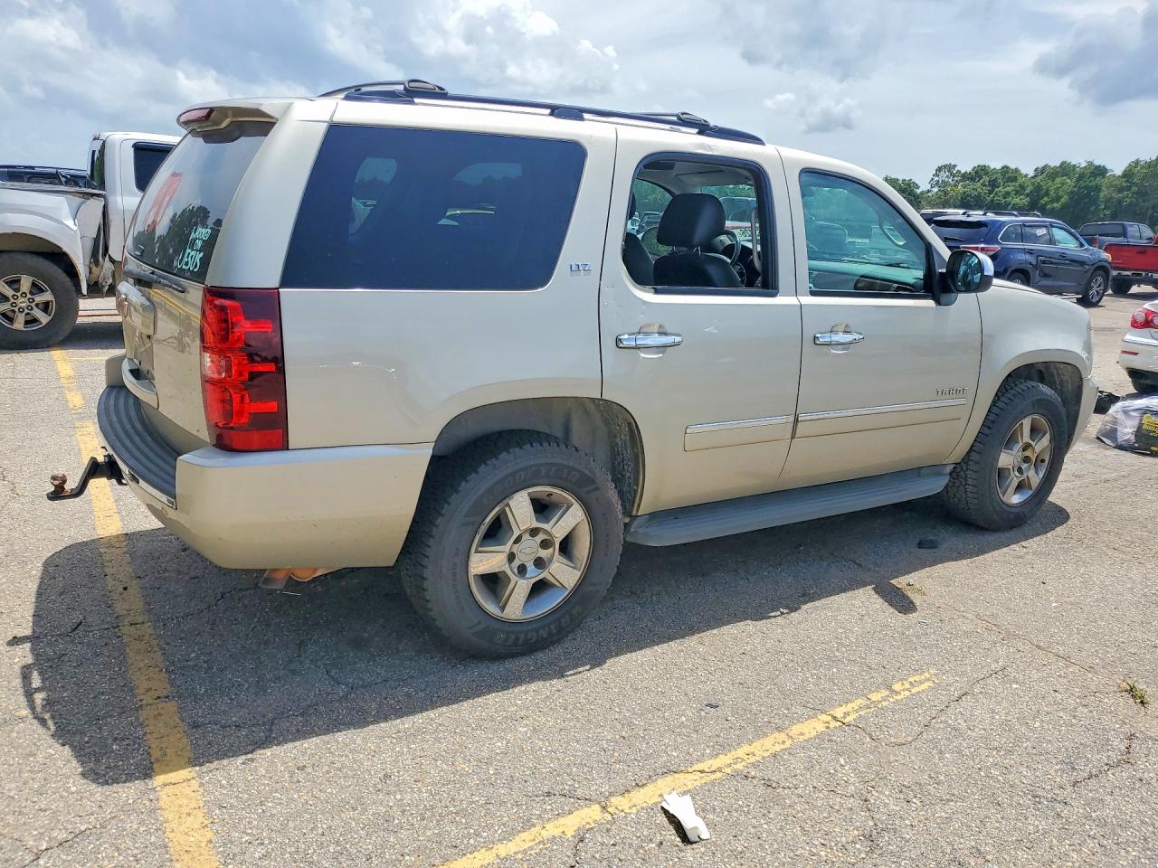 2013 Chevrolet Tahoe K1500 Ltz Silver vin: 1GNSKCE05DR373959