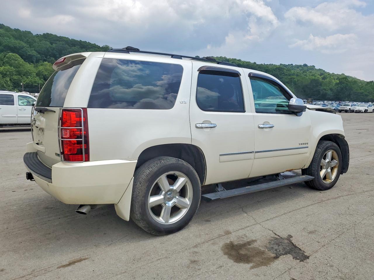 2011 Chevrolet Tahoe K1500 Ltz Cream vin: 1GNSKCE06BR249969