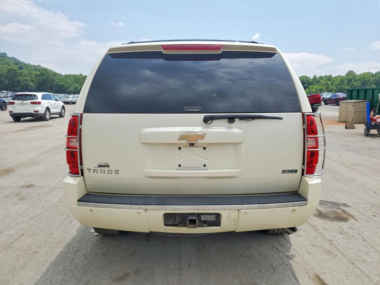 2011 Chevrolet Tahoe K1500 Ltz Cream vin: 1GNSKCE06BR249969