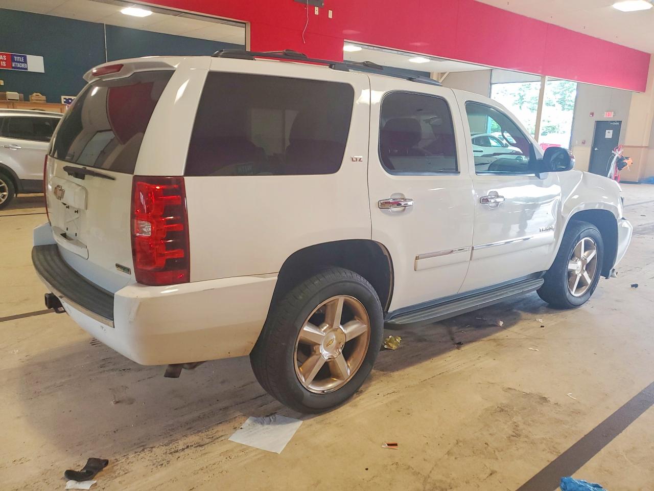 2011 Chevrolet Tahoe K1500 Ltz White vin: 1GNSKCE06BR398463