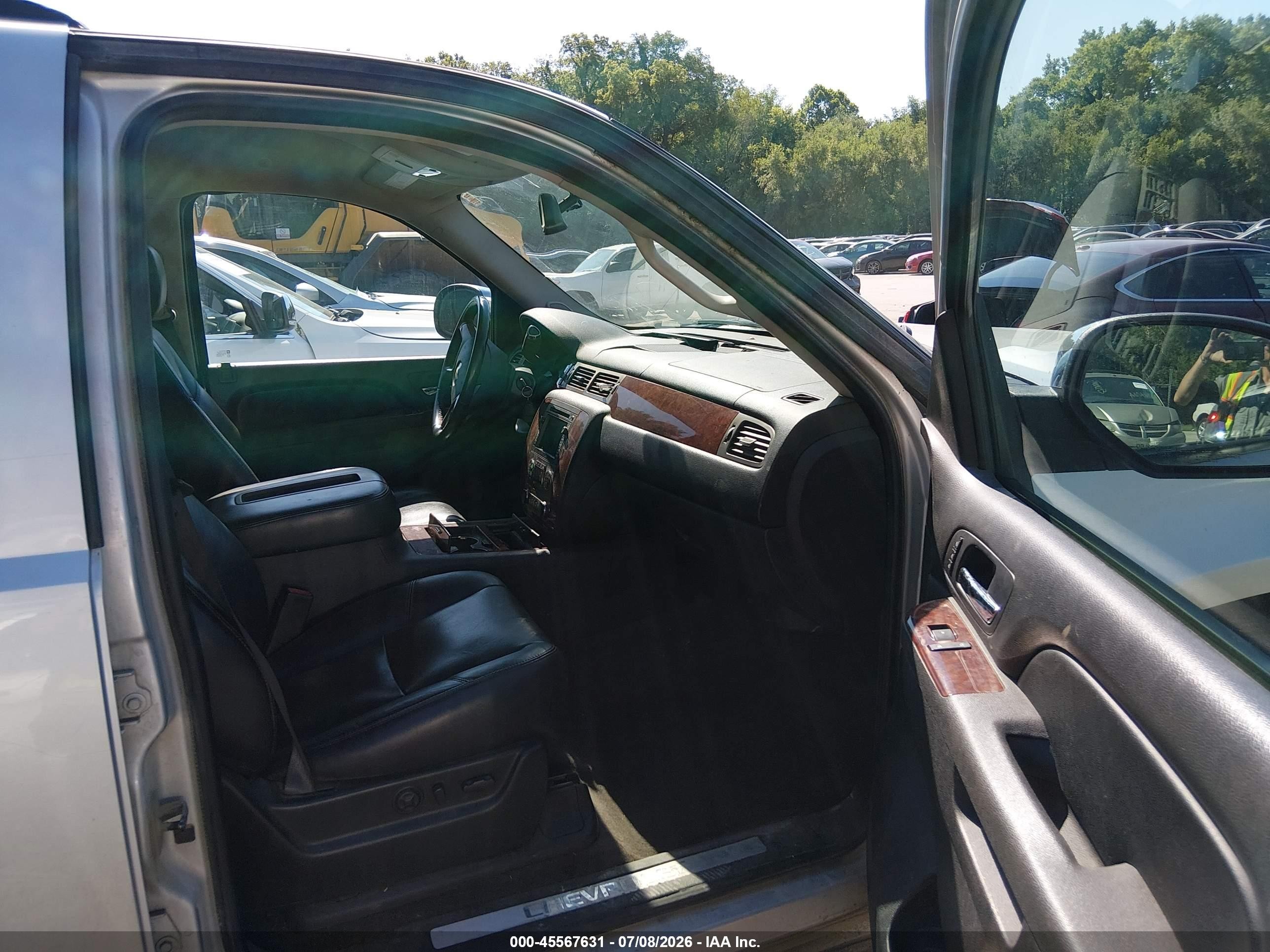 2011 Chevrolet Tahoe Ltz Tan vin: 1GNSKCE07BR119053