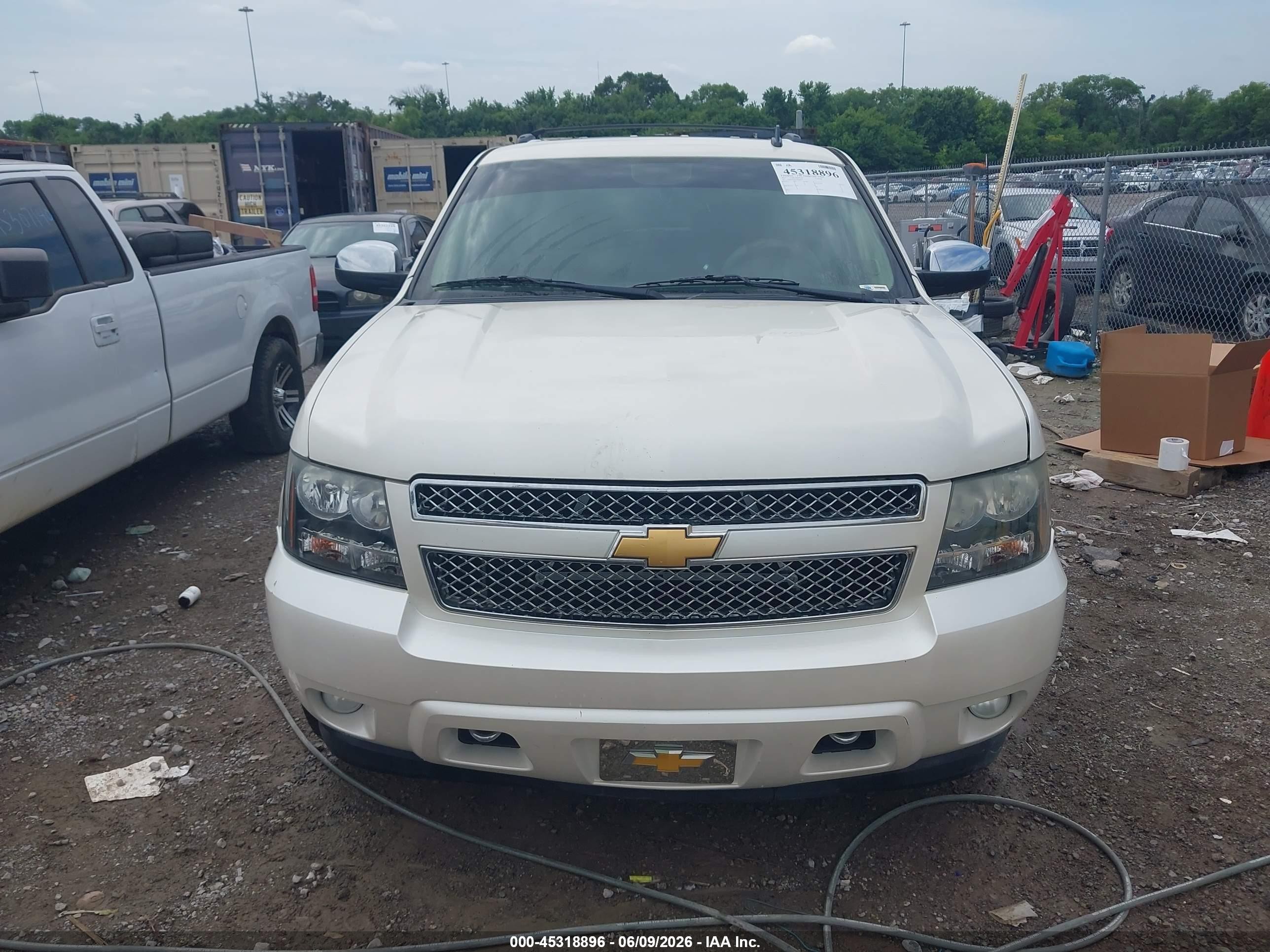 2012 Chevrolet Tahoe Ltz White vin: 1GNSKCE07CR294419