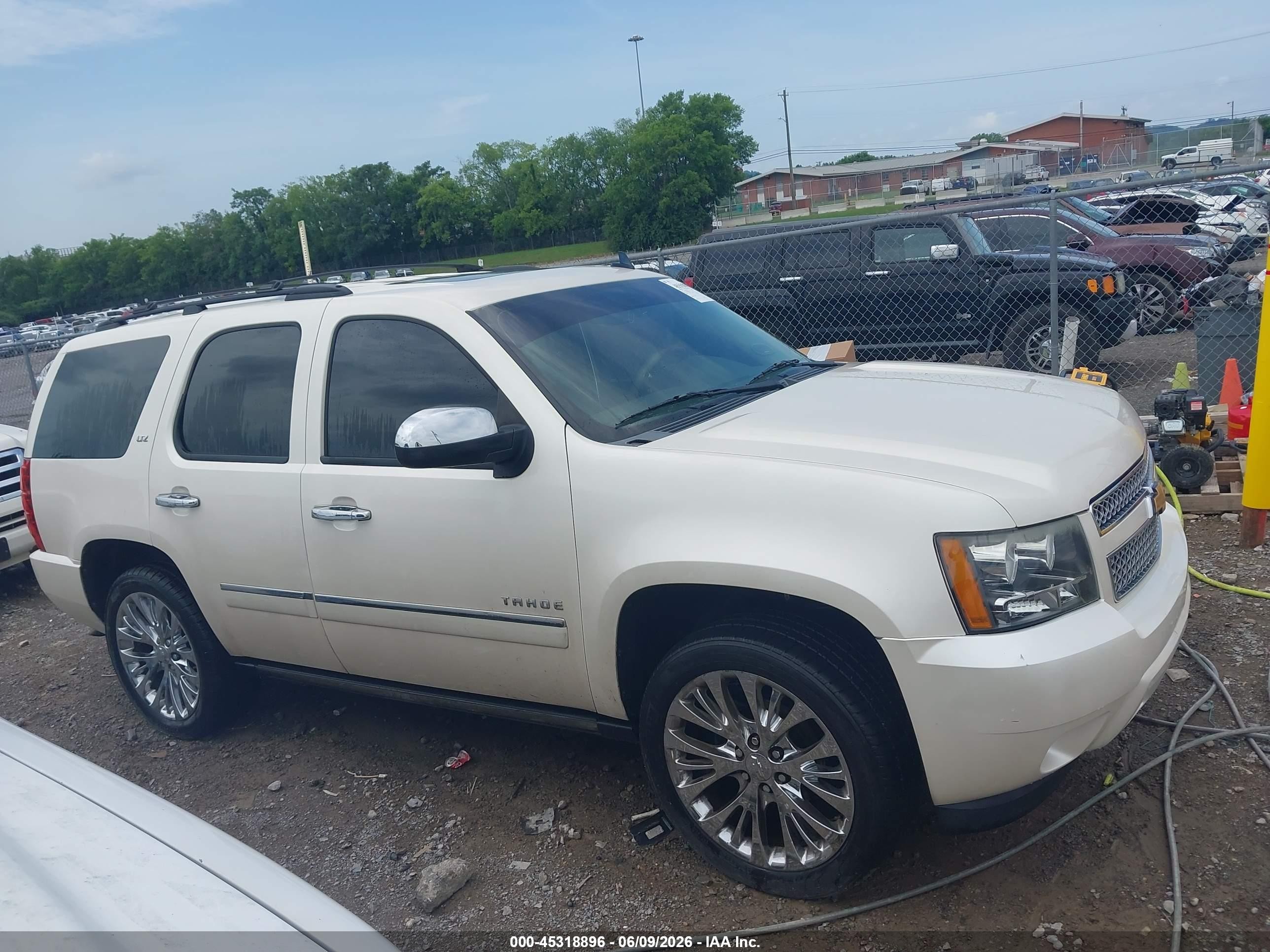 2012 Chevrolet Tahoe Ltz White vin: 1GNSKCE07CR294419