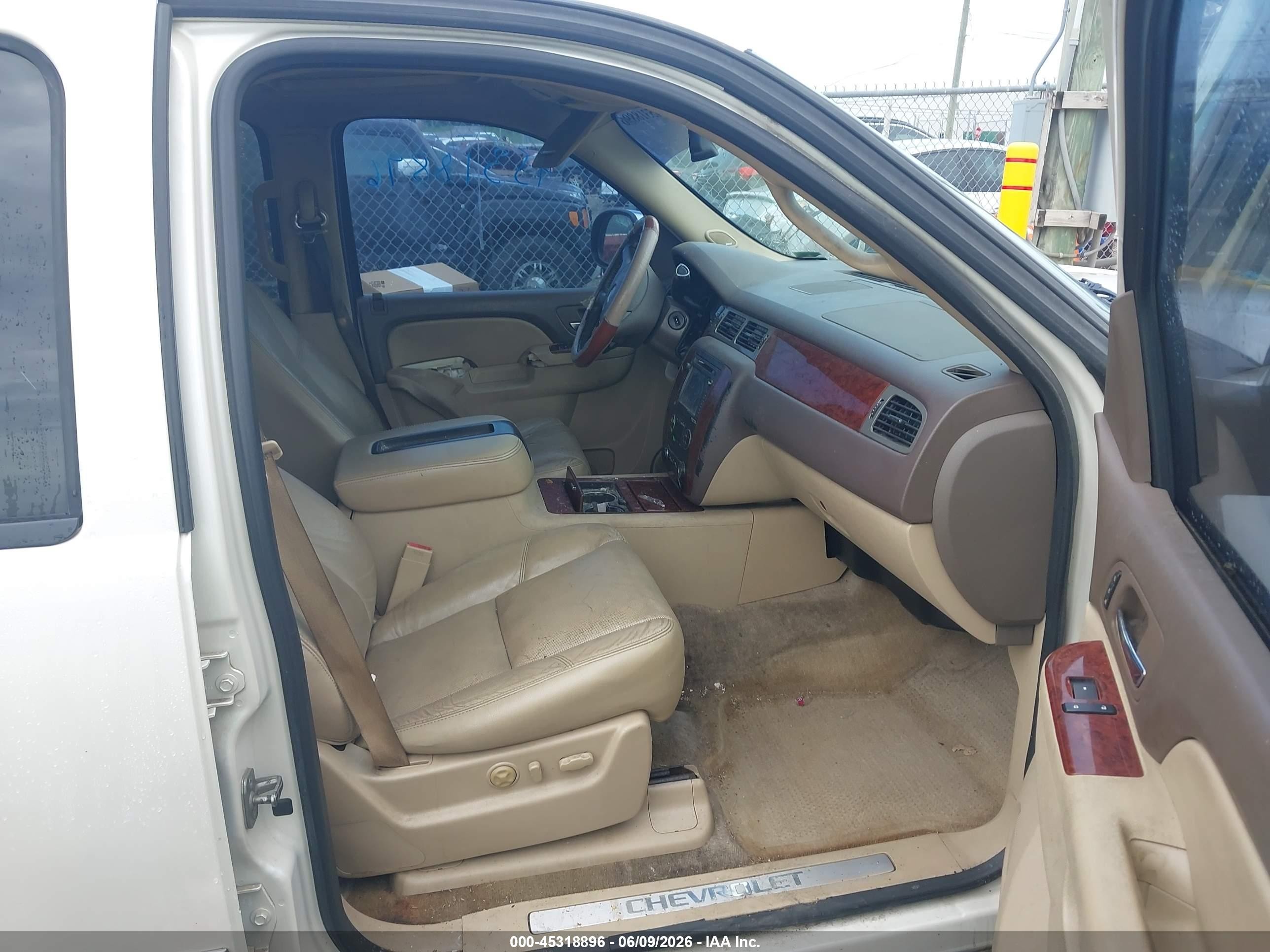 2012 Chevrolet Tahoe Ltz White vin: 1GNSKCE07CR294419