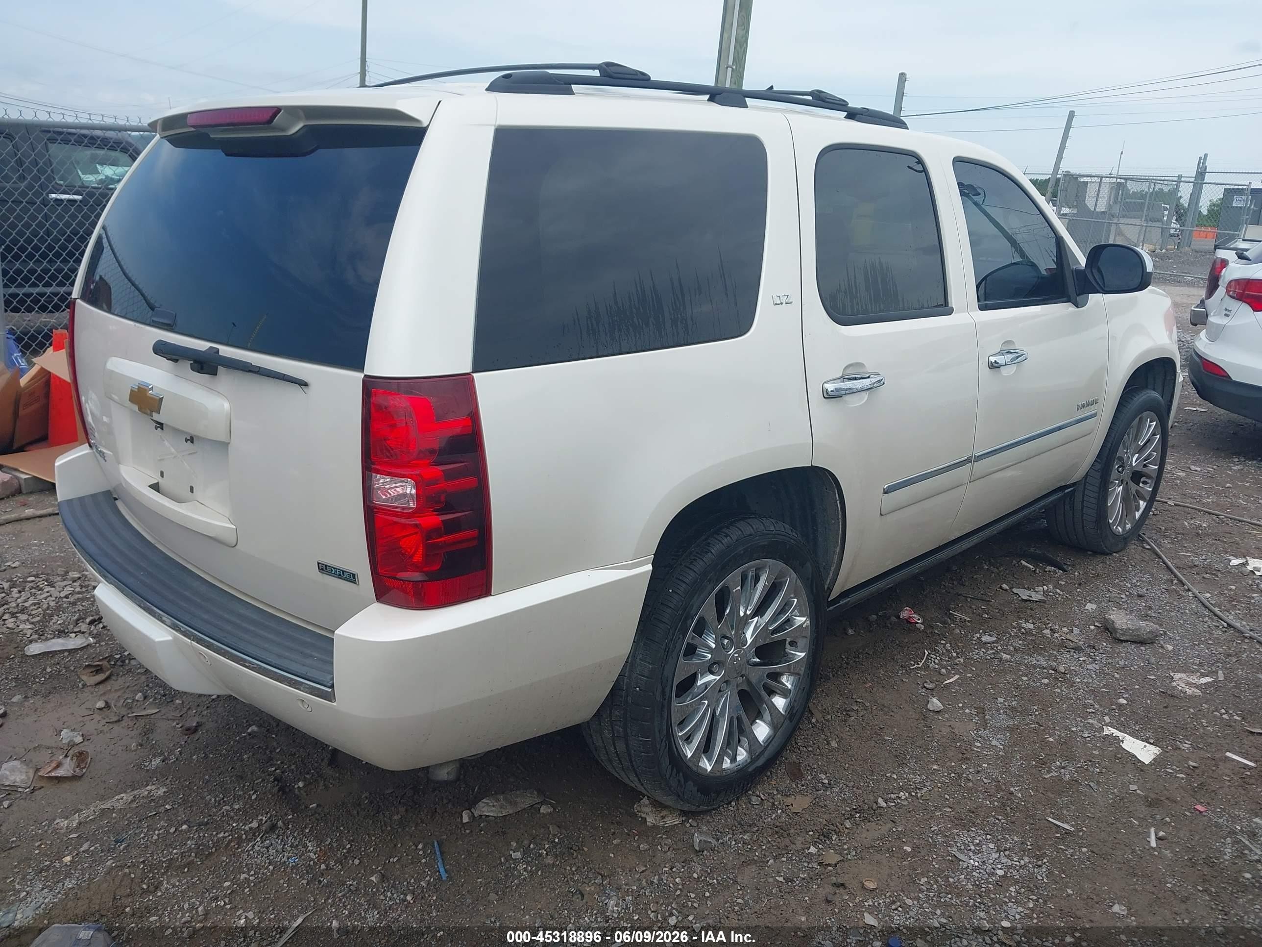 2012 Chevrolet Tahoe Ltz White vin: 1GNSKCE07CR294419