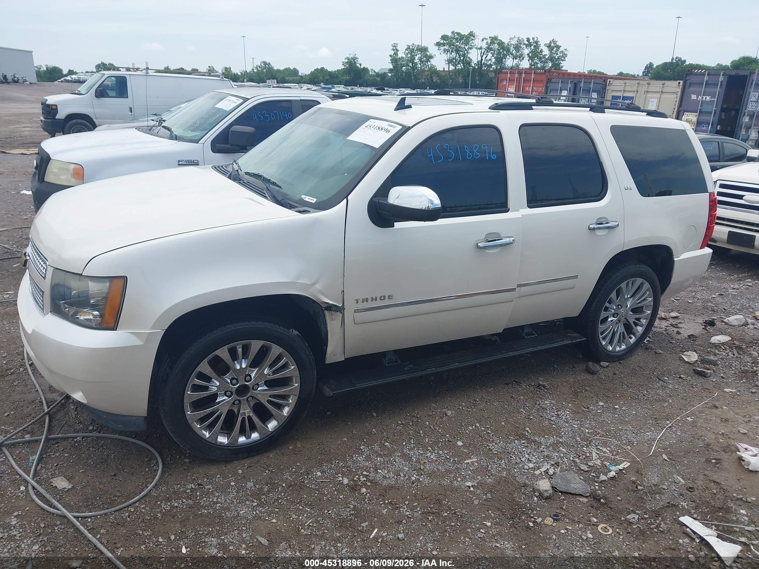 2012 Chevrolet Tahoe Ltz White vin: 1GNSKCE07CR294419