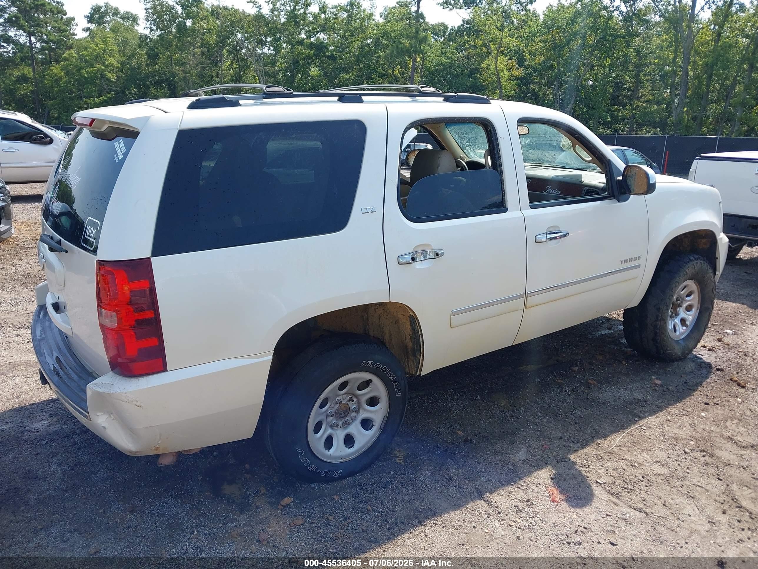 2013 Chevrolet Tahoe Ltz White vin: 1GNSKCE07DR220628